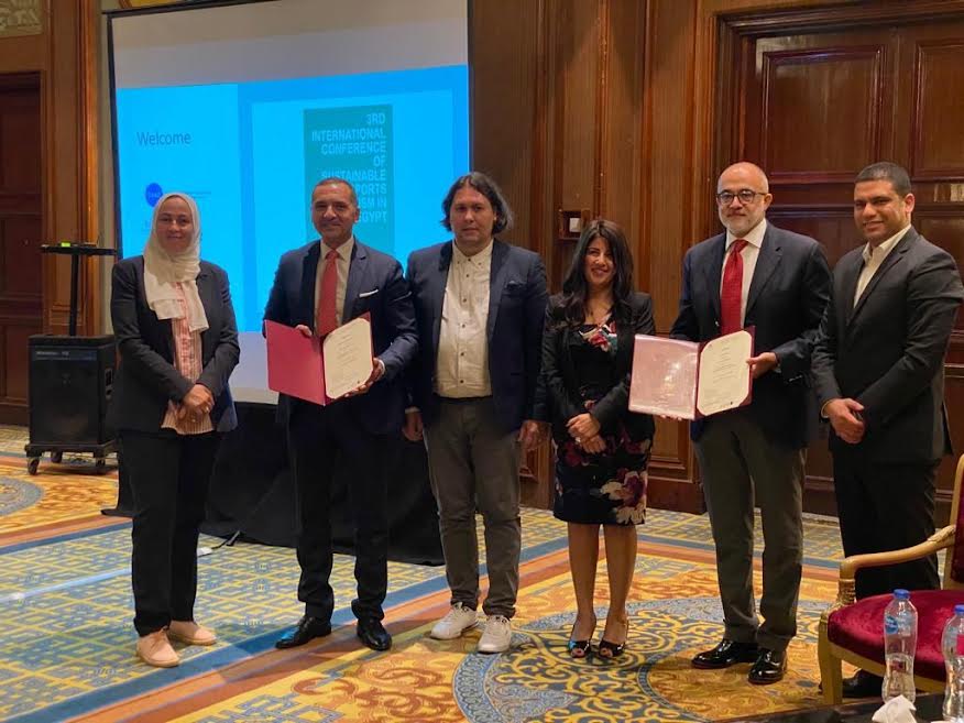 جامعة حلوان تنظم المؤتمر الدولي الثالث للسياحة الرياضية المستدامة نظمت الجامعة الالمانية كيمنتز بالشراكة مع جامعة حلوان من خلال كليتى السياحة والفنادق و التربية الرياضية للبنات بالقاهرة) المؤتمر الدولي الثالث وعنوانه" السياحة الرياضية المستدامة فى مصر" وذلك تحت رعاية الأستاذ الدكتور ممدوح مهدي القائم بعمل رئيس الجامعة وبحضور نائب رئيس الجامعة للدراسات العليا والبحوث ا.د منى فؤاد عطية، ا.د ميادة بلال مدير مكتب العلاقات الدولية وا.د امل رياض عميد كلية التربية الرياضية للبنات بالقاهرة وعدد من اساتذة الكليتين والباحثين وطلاب البحث المصرين والاجانب بفندق ماريوت. وعقد المؤتمر ضمن فاعليات المشروع الدولي للسياحة الرياضية الممول من الهيئة الألمانية للتبادل العلمى DAAD، وتضمنت جلسات المؤتمر إلقاء الضوء على أهمية السياحة الرياضية المستدامة ومستقبلها، ودور تكنولوجيا المعلومات والاتصالات فى تعزيز السياحة الرياضية، وفرص تعزيز السياحة الرياضية المستدامة فى مصر وإمكانية التسويق لأنشطتها. وخلال الجلسة الافتتاحية التي ضمت مشاركين من الصناعة، تم رسم خارطة الطريق لدعم هذا النمط المتميز من السياحة في ظل الحفاظ علي استدامة المقصد السياحي المصري من خلال ربط البرامج الاكاديمية بالصناعة. وأوضح الاستاذ الدكتور ممدوح مهدى القائم بعمل رئيس الجامعة أهمية هذه اللقاءات العلمية والمؤتمرات التي تهدف لتحقيق التعاون المشترك وتبادل الخبرات بين المتخصصين والباحثين في المجالات المختلفة خاصة في ظل الاهتمام الكبير بالسياحة في مصر وضرورة الترويج لكافة المقاصد السياحية فهي واجهة مصر ومن أهم مصادر الدخل القومي. وأشادت الأستاذة الدكتورة منى فؤاد نائب رئيس الجامعة للدراسات العليا والبحوث بالتعاون المثمر بين جامعة حلوان وجامعة كيمنتز الألمانية من خلال مشروع مشترك يستهدف بناء قدرات أعضاء المجتمع الجامعى وتعزيز فرص التعاون البحثى والتدريسى فى مجال السياحة الرياضية المستدامة بتطوير برامج دولية مشتركة . وتوضح الأستاذة الدكتورة أمل رياض عميد كلية التربية الرياضية أن السياحة الرياضية هى إحدي الوسائل الهامة في الترويج للمقصد السياحي بما يضفي عليه متعة وترفيهاً تسعي إليه كل الشعوب، وقد شهدت العديد من مواطن الجذب السياحي في مصر بطولات رياضية عديدة. وأكدت الاستاذة الدكتورة ميادة بلال مدير مكتب العلاقات الدولية على فعالية التعاون بين الجامعتين لترسيخ مفهوم السياحة الرياضية المستدامة فى مصر واستثمار الموارد المتاحة لتعزيز سبل التعاون المشترك فى أحداث دولية مستدامة، ومشاركات فعالة من القطاعين السياحى والرياضى لإدارة السياحة الرياضية ذات التأثير الاقتصادى الرشيد، والبيئى المستدام والمعزز للدور الاجتماعى المسؤول من الجامعات. وخلال جلسات المؤتمر عرض الباحثون وأعضاء هيئة التدريس من الجامعتين عددا من الابحاث العلمية التي تتناول الابعاد المختلفة للسياحة الرياضية المستدامة.