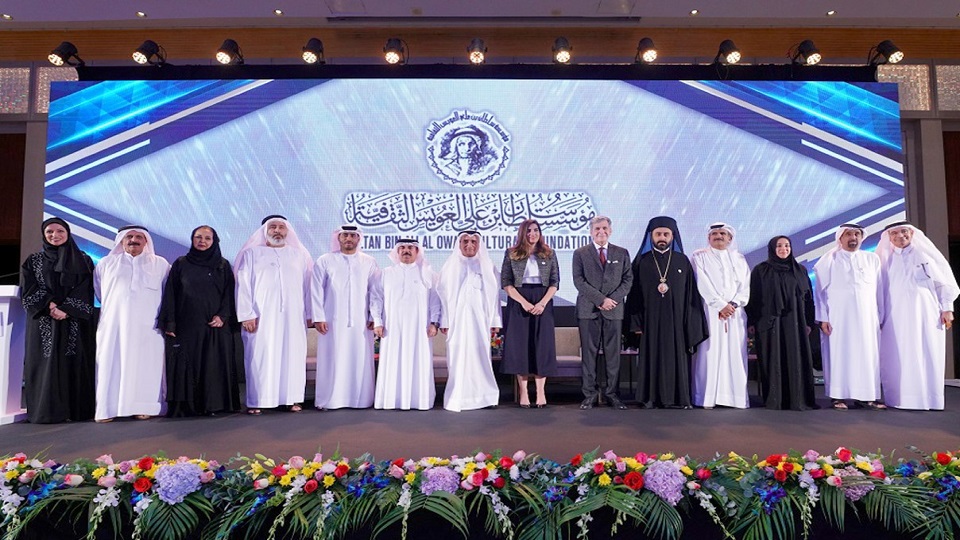 فوز المصري أحمد زايد بجائزة العويس للدراسات الإنسانية والمستقبلية أعلنت مؤسسة سلطان بن علي العويس الثقافية الإماراتية أسماء الفائزين بجوائز دورتها السابعة عشرة 2020 - 2021 من بين 1847 مرشحا تقدموا لنيل الجوائز في هذه الدورة في جميع الحقول. وفاز بالجائزة في حقل الدراسات الإنسانية والمستقبلية المفكر المصري الدكتور أحمد زايد; أحد أبرز علماء الاجتماع المعاصرين وهو من القلائل الذين أسسوا مدرسة مصرية عربية في علم الاجتماع تعنى بفهم المشروع الحداثي ونقد الذات. وجاء في حيثيات الفوز أن الدكتور أحمد زايد قد تسلح بأدوات التحليل السيسولوجي والاجتماع السياسي من أجل بلورة رؤى ومساهمات جادة في إطار المدرسة العربية لعلم الاجتماع كما أنه يوظف ببراعة المتمكن كل منتجات العلوم الإنسانية من مفاهيم ومناهج لمعالجة قضيته ولقد أعاد الاعتبار لمفهوم علم الاجتماع الريفي من خلال تركيز الضوء على الريف بوصفه حقلا دراسيا متميزا. وفي حقل الشعر قررت اللجنة منح الجائزة للشاعر اللبناني إلياس لحود; لما تتمتع به تجربته من ثراء عريض على مدى أكثر من نصف قرن ولتميز مشروعه الشعري من خلال تناوله لمختلف القضايا الذاتية والوطنية والإنسانية بأسلوب شعري متطور وتشكيل هندسي بنائي أعطى له حضورا متميزا في التجربة الشعرية المعاصرة. وفي حقل القصة والرواية والمسرحية قررت اللجنة منح الجائزة للروائي السوري نبيل سليمان; لما تميزت به تجربته الإبداعية التي قاربت الستة عقود من ثراء وخصوبة حيث اتسمت تجربته السردية بالقدرة على المزاوجة ما بين التوثيقي والتخييلي وما بين السوسيولوجي والسياسي فرواياته على الرغم من استنادها إلى التاريخ مادة ترتفع بهذا "التاريخي" إلى مرتبة "المتخيل". وفي حقل الدراسات الأدبية والنقد قررت اللجنة منح جائزة هذا الحقل للناقد عبد الملك مرتاض; لما تتمتع به مؤلفاته من عمق وشمول غطت حقولا عدة في الدراسات الأدبية كما أنه قدم عددا كبيرا من الأعمال المتميزة في نظرية النقد حيث ظهر اتساع معرفته بالتراث العربي القديم إضافة إلى قدرته على الإمساك بأركان الثقافة النقدية الحديثة وسعى في كتاباته إلى تأصيل المفاهيم النقدية ومتابعتها تاريخيا ومعرفيا خصوصا من خلال التوسع في متابعة المعاجم والموسوعات وكتب الفلسفة الغربية إلى جانب كتب التراث العربي.