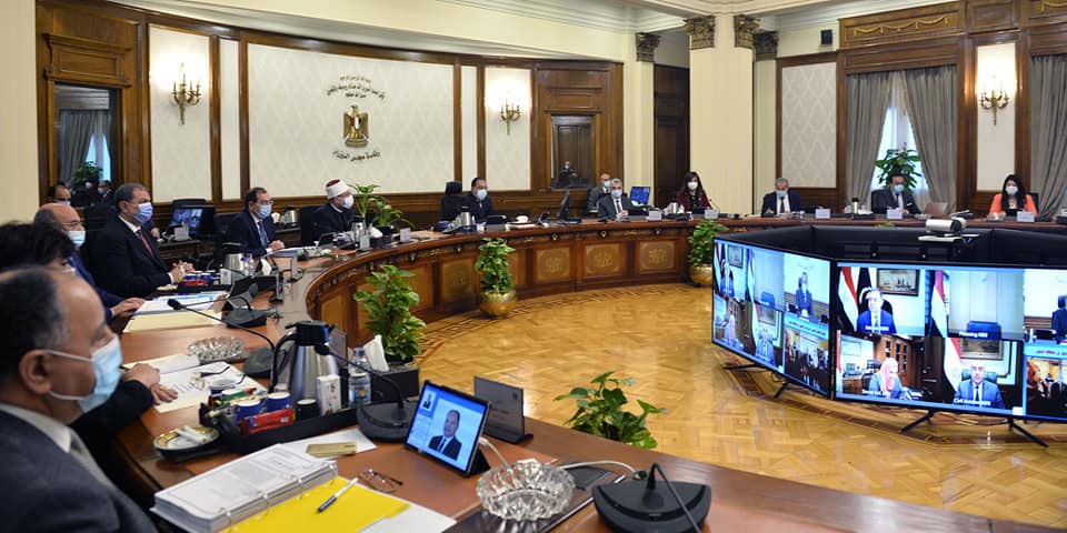"الوزراء" يوافق على تحديد توزيع القطاعات الفرعية لأنشطة الاستثمار وافق مجلس الوزراء على مشروع قرار رئيس مجلس الوزراء بشأن تحديد توزيع القطاعات الفرعية لأنشطة الاستثمار وتحديد الأولويات بشأنها، في مجالات: الصناعة، والسياحة، والاتصالات وتكنولوجيا المعلومات، والبترول والثروات الطبيعية، والزراعة والإنتاج الحيواتي والداجني والسمكي، وذلك بالقطاعين (أ) الذي يشمل: المنطقة الاقتصادية لقناة السويس، والمنطقة الاقتصادية للمثلث الذهبي، ومنطقة العاصمة الإدارية الجديدة، وعدد من المناطق الأخرى الأكثر احتياجاً للتنمية، وكذا القطاع (ب) والذي يشمل باقي أنحاء الجمهورية في المناطق التي تتمتع بتوافر مقومات التنمية وتسهم في جذب الاستثمارات، لاستغلال الفرص التنموية المتاحة بها لتنميتها وتنمية المناطق المتاخمة لها، برئاسة الدكتور مصطفى مدبولي رئيس مجلس الوزراء خلال اجتماعه اليوم برئاسة الدكتور مصطفى مدبولي. وتمنح المشروعات الاستثمارية التي تقام حافزاً استثمارياً خاصاً خصماً من صافي الأرباح الخاضعة للضريبة، وفقاً للخريطة الاستثمارية، وذلك بنسبة 50% خصماً من التكاليف الاستثمارية للقطاع (أ)، و بنسبة 30% خصماً من التكاليف الاستثمارية للقطاع (ب).