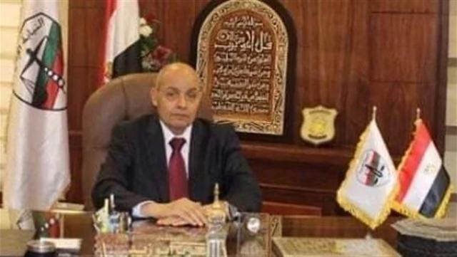 رئيس النيابة الإدارية يفتتح ناديا جديدا للأعضاء بمحافظة المنيا افتتح رئيس هيئة النيابة الإدارية المستشار عزت أبو زيد، برفقة أسامة القاضي محافظ المنيا، اليوم الثلاثاء، نادي مستشاري النيابة بالمحافظة، بحضور قيادات النيابة الإدارية وأعضائها بالمحافظة ولفيف من القيادات التنفيذية والمحلية. وأوضح المتحدث الرسمي باسم النيابة الإدارية - في بيان اليوم - أن النادي مقام على مساحة 2200 متر مربع، ويأتي ذلك تنفيذا لتوجيهات رئيس هيئة النيابة الإدارية، في إطار خطة شاملة تهدف لتطوير منظومة متكاملة من الخدمات الاجتماعية والثقافية لكافة أعضاء النيابة الإدارية وأسرهم وذويهم في مختلف محافظات الجمهورية.