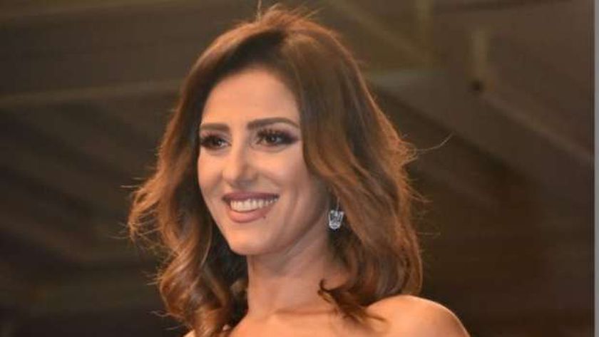 حنان مطاوع: دوري في «وش تالت» سيكون مختلف أشارت الفنانة حنان مطاوع، أنها تشارك في عمل درامي جديد، يحمل اسم «وش تالت»، قائلة: «أنا بعمل مسلسل حالياً اسمه (وش تالت)، ومتحمسة له جداً»، متابعة أنها العمل مختلف وسيكون دورها في المسلسل جديد، لافتة إلى أنه تأليف شاب رائع سيكون مفاجأة في المرحلة القادمة يُدعى محمد علي، واخرج أستاذ معتز حسام، وإنتاج أستاذ ممدوح شاهين. كما تصدرت محركات البحث على جوجل خلال الساعات الماضية، بسبب تصريحاتها عن أعمالها، حيث أشارت أنها تقوم بتحضير مسلسل «وش تالت»، و تحدثت عن أعمالها السابقة، وذلك من خلال استضافتها في برنامج «الحكاية»، المُذاع على شاشة «أم بي سي مصر»، والذي يقدمه الإعلامي عمرو أديب. وأضافت الفنانة حنان مطاوع في حديثها عن فريق العمل الذي سيشاركها في تقديم مسلسل «وش تالت»، قائلة: «معايا في المسلسل محمود عبد المغني، وهاله فاخر، عابد عنان، نورهان، وغيرهم من الفنانين»، لافتة إلى أنهم ما زالوا في مرحلة التصوير حتى الآن.