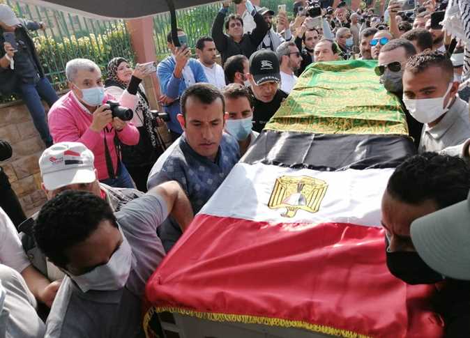 شهدت جنازة الفنانة سهير البابلي، اليوم، عددًا من نجوم الوسط الفني، والمشاهد المؤثرة خلال توديعها لمثواها الأخير، بعد أن توفيت أمس عن عمر ناهز الـ86، بحضور أفراد أسرتها والعائلة، لأداء صلاة الجنازة على الراحلة بمسجد الشرطة في منطقة الشيخ زايد، لتشييع الجثمان لمثواه الأخير. اليكم أبرز المشاهد التي حدثت اليوم في جنازة الفنانة سهير البابلي. نعشها ملفوف «بعلم مصر» ظهر جثمان الراحلة سهير البابلي ملفوفا بعلم مصر، وهو ما أوضحه زوج ابنتها الدكتور رضا طعيمة قبل تشييع الجثمان بأنه يعكس حبها لمصر وانتمائها لها ووصيتها الدائمة للجميع بالاهتمام بمصر والحفاظ عليها. جثمان الراحلة سهير البابلي ملفوفا بعلم مصر معز مسعود يؤم المصلين في جنازة سهير البابلي. حرص معز مسعود زوج الفنانة حلا شيحة، على أن يكون إماما للمصلين في صلاة الجنازة على الفنانة الكبيرة الراحلة سهير البابلي، بمسجد الشرطة بالشيخ زايد. معز مسعود يؤم المصلين في جنازة سهير البابلي. دنيا سيمر غانم ورامي رضوان شاركت الفنانة دنيا سمير غانم وزوجها الإعلامي رامي رضوان في وداع الفنانة الكبيرة سهير البابلي وأداء صلاة الجنازة على جثمانها، فلفت حضور دنيا سمير غانم الجنازة عدسات المصورين حيث يدت حزينة ومتأثرة برحيل صديقة والدتها الفنانة الراحلة دلال عبدالعزيز . دنيا سمير غانم وزوجها الإعلامي رامي رضوان في وداع الفنانة الكبيرة سهير البابلي ظهور ليلى نصر في جنازة سهير البابلي بالعكاز بعد فترة طويلة من الاختفاء ظهرت الفنانة ليلى نصر في جنازة الفنانة الراحلة سهير البابلي، وظهرت ليلى نصر وهي تتوكا على العكاز في طريقها لمسجد الشرطة. أسرة سهير البابلي خلال مراسم الدفن :«عاشت مُحبة لله ورسوله» حرص الدكتور رضا طعيمة، زوج ابنة الفنانة الكبيرة سهير البابلي، إلقاء خطبة خلال مراسم دفن الراحلة، مُبشرا الحضور بأن القبر ليس فقط كما نعلم بأنه ظلمة ووحشة ولكنه أيضا روضة من رياض الجنة كما أعلمنا رسول الله صلى الله عليه وسلم. وأضاف: القبر أيضًا يكون روضة من رياض الجنة، هكذا وصف الرسول، كيف يكون القبر روضة التسبيح، كانت البابلي قد ساهمت في تحفيظ ابنتها القرآن الكريم، ونشر الإسلام السمح السهل الجميل الرائع، عاشت مُحبة لله ورسوله، وكانت صابرة في مواقفها، فالقبر أيضا قد يكون على صاحبه نور في ذكره وقربه وشكره لله، وليس كما يصفونه فقط بيت الوحشة والظلمة، ولكنه روضة من رياض الجنة، هم يروها قبور ولكننا نراها قصور بصلاتهم وبكل معنى جميل للحياة». وتابع: «ما أروع أن نقدم لأنفسنا في مثل هذه المواقف أن نجعل العمل الصالح يسبق قبورنا وأن نجعل حبنا وصدقنا لله بكثرة قربنا، هي كانت تحب الفقراء وحريصة على الفقير في عمرها، الأن يقابلها صومها لربها وصلاتها ومحبتها لرسول الله، وكل عمل طيب هي قدمته في حياتها». كما دعى لها في ختام حديثه قائلا: «اللهم إننا نشهد أنها كانت قارئة وخاتمة للقرآن الكريم، اللهم أجمع بينها وبين رسول الله واسقيها من حوض الكوثر شربة لا تظمأ بعدها أبدًا». أحمد بدير في جنازة سهير البابلي: «سهير كانت نموذج مشرف للفنانة المصرية العظيمة». حمل الفنان أحمد بدير، جثمان الراحلة سهير البابلي إلى مثواها الأخير، وذلك في أثناء حضوره جنازتها التي أقيمت من مسجد الشرطة. وصف «بدير» الفنانة الراحلة سهير البابلي بأنها كانت تتسم بانسانيتها وطيبتها. وأضاف قبل المشاركة في الجنازة أنها كانت نموذج مشرف للفنانة المصرية العظيمة، وتابع: «فقدنا إنسانة جميلة ربنا يتولاها برحمته ومصر والوطن العربي كله بيقدرها ويحبها». ولفت إلى أنها كانت السبب في نجاحه، وكانت دائمة النصح لمن حولها بالإخلاص والكرم والطيبة، وتابع: صاحبة فضل عليّ . تشييع جنازة سهير البابلي عدد كبير من محبي الفنانة سهير البابلي على مسجد الشرطة في منطقة السادس من أكتوبر، للمشاركة في تشييع جنازة الراحلة وأداء صلاة الجنازة عليها. ولدت سهير حلمي إبراهيم البابلي في 14 فبراير 1937 بمحافظة دمياط، ونشأت في مدينة المنصورة، بمحافظة الدقهلية، كان والدها مُعلم رياضيات وناظر مدرسة المنصورة الثانوية العسكرية بنين، ووالدتها ربة منزل. وبدت عليها الموهبة في سن مبكرة، فالتحقت بالمعهد العالي للفنون المسرحية ومعهد الموسيقى في نفس الوقت، الأمر الذي كانت ترفضه والدتها على الرغم من تشجيع والدها والذي تنبأ لها منذ صغرها بأن تكون فنانة مشهورة لأنها كانت تجيد تقليد الممثلين. تمتلك سهير البابلي، رصيدا فنيا كبيرا تنوع بين السينما والمسرح والتليفزيون، تخطى 100 عمل، ومن أعمالها المسرحية "ريا وسكينة" مع شادية، و"مدرسة المشاغبين"، ومن أعمالها بالسينما أفلام: "جناب السفير، لحظة ضعف" مع صلاح ذو الفقار، "ليلة القبض على بكيزة وزغلول". ومن الأعمال التليفزيونية مسلسل "الحقيقة ذلك المجهول" مع صلاح ذو الفقار. اعتزلت سهير البابلي الفن ، عام 1997 بعد ارتدائها الحجاب، وفي عام 2006م عادت إلى التمثيل من خلال مسلسل "قلب حبيبة"، ليكون آخر أعمالها الفنية وتتوارى بعده عن الأنظار متفرغة لعبادتها ومجالس العلم وقراءة القرآن.