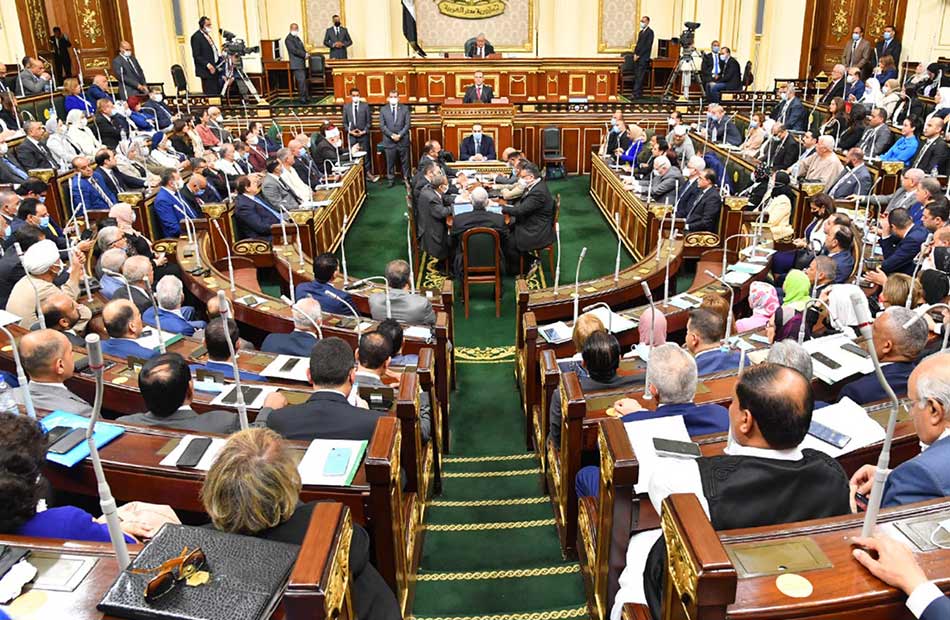 قدمت النائبة أميرة أبو شقة، عضو مجلس النواب، ببيان عاجل، اليوم الأربعاء، إلى المستشار الدكتور حنفي جبالي، رئيس مجلس النواب، موجه إلى رئيس مجلس الوزراء، ووزير المالية ووزير البترول والثروة المعدنية، بشأن ارتفاع أسعار الغاز الطبيعي والمطالبة بإجراءات حكومية لمواجهة التضخم وزيادة الأسعار. وطالبت النائبة باتخاذ كل التدابير الملائمة واللازمة لمواجهة هذا الارتفاع وانعكاسه على أسعار جميع السلع والخدمات التي سترتفع خلال الأيام المقبلة متأثرة بارتفاع أسعار الغاز. وأكدت النائبة زيادة سعر الغاز الطبيعي إلى أكثر من 300 في المئة منذ بداية العام الجاري 2021، وارتفع معدل سعر برميل النفط مؤخرًا. الى أكثر من 85 دولارًا بعدما كان في حدود 45 دولارًا أوائل هذه السنة، وما استتبعه قرار رئيس الوزراء بتحديد الأسعار الجديدة للغاز الطبيعي للمصانع، وتضمنت أن يكون سعر 5.57 دولار لكل مليون وحدة حرارية لصناعة الأسمنت والحديد والصلب والأسمدة والبتروكيماويات، أو طبقًا للمعادلة السعرية الواردة في العقود، كما حدد سعر المليون وحدة حرارية لكل الأنشطة الصناعية الأخرى عند 4.75 دولار. وشددت أبو شقة على ضرورة البدء الفوري في التدابير الخاصة بحماية السوق وإيجاد آلية للخروج من هذا التضخم والارتفاع الكبير في الأسعار.