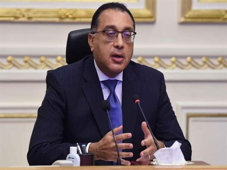 مدبولى يعقد لقاء مع المجموعة المالية هيرميس وممثلي ٢٨ مؤسسة مالية عقد الدكتور مصطفي مدبولي، رئيس مجلس الوزراء، مساء أمس، لقاءً موسعاً مع المجموعة المالية هيرميس القابضة، وممثلي ٢٨ مؤسسة مالية واستثمارية من المملكة العربية السعودية، والإمارات العربية المتحدة، والولايات المتحدة الأمريكية، والمملكة المتحدة، وهولندا، وجنوب أفريقيا لبحث فرص التعاون الممكن لجذب الاستثمارات الأجنبية المباشرة إلى السوق المصرية، وحضر اللقاء الدكتورة هالة السعيد، وزيرة التخطيط والتنمية الاقتصادية، وأيمن سليمان، المدير التنفيذي لصندوق مصر السيادي. وفي بداية اللقاء، أعرب رئيس الوزراء عن حرصه والمسئولين على لقاء هذا العدد الكبير والمتنوع من ممثلي كبريات المؤسسات المالية والاستثمارية العالمية المتواجدين حالياً في مصر للمشاركة في فعاليات الدورة الرابعة لمؤتمر "يوم الاقتصاد المصري"، لاطلاعهم على آخر مستجدات أداء الاقتصاد المصري، وبيئة الأعمال، والحوافز التي تقدمها الحكومة لجذب الاستثمارات الأجنبية المباشرة. واستعرض الدكتور مصطفي مدبولي في هذا الصدد لمحة عامة حول الآفاق الاقتصادية، في ضوء الإصلاحات والنجاحات الاقتصادية التي حققتها الحكومة المصرية خلال الفترة الماضية وأهم قطاعاتها، موضحاً أن مصر استطاعت بنجاح تنفيذ المرحلة الأولى من برنامج الإصلاح الاقتصادي، بالتعاون مع صندوق النقد الدولي، بهدف تحقيق الاستقرار على المستوى الكلي، لافتاً إلي أن هذا التنفيذ الناجح مكّن مصر من التغلب على الآثار السلبية لجائحة كورونا، وعزز من قدرتها على الصمود في مواجهة التداعيات الاقتصادية، حيث كانت محط إشادة العديد من المؤسسات، كونها من الدول القليلة جداً التي استطاعت تسجيل معدلات نمو إيجابية على الرغم من التحديات التي فرضتها الجائحة، إلى جانب التحديات السياسية والاقتصادية والاجتماعية الأخرى. وأضاف رئيس الوزراء أن الحكومة تقوم حاليًا بتنفيذ المرحلة الثانية من برنامج الإصلاح الاقتصادي، القائم على مجموعة من الإصلاحات الهيكلية الجذرية لدعم نمو اقتصادي قوي ومستدام، من خلال التركيز على عدد من القطاعات ذات الأولوية وهي الزراعة، والصناعة، والاتصالات، وتكنولوجيا المعلومات، باعتبارها قطاعات تتوافق مع عدد من المعايير المستهدفة. وأوضح الدكتور مصطفي مدبولي أنه وفي ضوء الوضع الصعب الذى شهده الاقتصاد المصري قبل تبنى الإصلاح الاقتصادي، لم يكن القطاع الخاص قادراً أو راغباً في ضخ الاستثمارات اللازمة لخلق فرص العمل الكافية التي تحتاجها الدولة والتي تصل لمليون فرصة عمل سنوياً، لذا لم يكن لدى الحكومة خيار سوى التدخل بشكل مباشر للقيام بهذا الدور، وضخ استثمارات عامة بهدف تعويض التراجع الذي شهدته عملية ضخ الاستثمارات الجديدة من جانب القطاع الخاص في مصر، ومختلف دول العالم، وذلك بهدف خلق فرص العمل اللازمة للسيطرة على معدلات البطالة، وتفادي تحقيق معدلات نمو سالبة مثل بعض الدول الأخرى، مؤكداً أن الدولة نجحت في تحقيق مستهدفاتها نتيجة السياسة الرشيدة في إدارة الأزمة الاقتصادية، من حيث تحقيق التوازن بين الحفاظ على صحة المواطن، وفي الوقت ذاته الحفاظ على دوران عجلة الاقتصاد، وتحقيق معدلات نمو إيجابية. وفي السياق ذاته، أشار رئيس الوزراء إلي ما اتخذته الحكومة والبنك المركزي من إجراءات استباقية وحاسمة لاحتواء الآثار السلبية للأزمة وتحقيق الاستقرار الاقتصادي للقطاعات، والتي تضمنت حزمة من المبادرات الموجهة لدعم القطاعات الاقتصادية المختلفة، والشركات الأكثر تضرراً، ومساعدة القطاع الخاص للتعافي. وأضاف الدكتور مصطفي مدبولي أنه وعلي الرغم من نجاح الحكومة المصرية في القيام بهذا الدور، بل وتحقيق معدلات نمو إيجابية خلال الجائحة، إلا أنها لا تعتزم مواصلة هذا النهج، بل تعمل جاهدة في الوقت الحالي على تعزيز وتوسيع دور القطاع الخاص لقيادة الاقتصاد خلال المرحلة القادمة. وفي هذا السياق، صرح رئيس الوزراء بأن الحكومة المصرية تعكف على بلورة استراتيجية واضحة للسنوات الخمس القادمة تحدد دور الحكومة المصرية، ومجالات مشاركتها في قطاعات الاقتصاد، والقطاعات التي سيتولى قيادتها القطاع الخاص، تمهيداً لنشرها بنهاية العام الجاري إعمالاً لمبدأ الشفافية، ولاطلاع القطاع الخاص المحلي والأجنبي على الفرص الاستثمارية الواعدة. واستمع الدكتور مصطفي مدبولي إلي تعليقات واستفسارات ممثلي المؤسسات المالية والاستثمارية، والتي تنوعت حول مستقبل الاستثمار في مصر، وسبل التعامل مع التحديات ذات الصلة، لاسيما من حيث القضاء على البيروقراطية، وتحسين مناخ الاستثمار، وإطلاق العنان للقطاع الخاص، وتنمية دور الشركات المتوسطة والصغيرة والمتناهية الصغر، وترشيد منظومة الدعم، والتركيز على القطاعات الاستثمارية الواعدة لاسيما في مجال تحلية المياه، والتعليم الجامعي، وتعزيز الصناعة المحلية من أجل التصدير خاصة صناعة السيارات، هذا بالإضافة إلي تعزيز دور سوق رأس المال كمصدر رئيسي من مصادر تمويل النمو الاقتصادي. وعقّب رئيس الوزراء، مشيراً إلي إدراك الحكومة أهمية زيادة طروحات الشركات العامة من أجل تعزيز دور سوق الأوراق المالية، وتنمية وتطوير وإنعاش حركة تدفق رؤوس الأموال والتداول بالبورصة المصرية، ورفع رأس المال السوقي لتكون أكثر جذباً للمستثمرين، لافتاً إلى اعتزامها طرح ٥ أو ٦ شركات جديدة في البورصة المصرية قبل نهاية العام المالي الجاري. وأكد الدكتور مصطفى مدبول الاهتمام الكبير الذي توليه الدولة للمشروعات الصغيرة والمتوسطة ومتناهية الصغر، إيمانا منها بالدور الذي تقوم به هذه المشروعات في مسيرة التنمية الشاملة التي تنفذها الدولة في جميع القطاعات، لافتا إلى جهود الحكومة لدعم وتطوير هذا القطاع، واعتزامها إطلاق حملة توعية موسعة بالحوافز والامتيازات المقدمة لهذه المشروعات، في إطار قانون تنمية المشروعات المتوسطة والصغيرة ومتناهية الصغر، ولائحته التنفيذية. وأضاف الدكتور مصطفي مدبولي أن الحكومة تعمل بالفعل على تعزيز الصناعات الوطنية، لافتاً إلي أننا قريباً سنشهد الإعلان عن استراتيجية متكاملة لتوطين صناعة السيارات في مصر، كما أشار إلي تلقي الحكومة عروضاً من كبري التحالفات الاستثمارية للعمل في مجالات عديدة لاسيما في مجال تحلية المياه، وأنها تعكف علي دراسة هذه العروض لاختيار أفضل العروض التنافسية بما يتوافق مع سياستها الوطنية ويضمن توطين الصناعة. وأشار رئيس الوزراء إلي أن الحكومة اتخذت خطوات جادة للقضاء على البيروقراطية التي ورثتها عبر السنوات، مستعرضاً في هذا الصدد بعضاً من إجراءات الميكنة والتحول الرقمي، والتي تضمنت إطلاق "منصة جسور" لتسهيل عمليات الاستيراد والتصدير، وإطلاق "بوابة مصر الرقمية" لتوفير العديد من الخدمات بما فيها الخدمات المالية، وربط ما يقرب من ٣٦ ألف جهة حكومية على هذه المنصة، لافتاً إلي أن مصر تخطو خطى سريعة من أجل تحقيق التحول الرقمي ورقمنة نحو ٩٠٪ من الخدمات المقدمة إلي المصريين والأجانب للقضاء على البيروقراطية وتسريع الفترات الزمنية لإنهاء الخدمات. وفيما يتعلق بتطوير التعليم الجامعي، أشار الدكتور مصطفى مدبولي إلى أن الحكومة لديها خطة للتوسع فى إنشاء الجامعات الأهلية، بهدف تحقيق طفرة غير مسبوقة للتعليم الجامعي في مصر، وذلك إيماناً منها بأهمية الجامعات الأهلية في توفير تعليم عصري يستجيب لاحتياجات سوق العمل المحلي والدولي. وأوضح رئيس الوزراء أن الحكومة اتخذت خطوات جريئة ضمن خطة الإصلاح الاقتصادي تضمنت رفع الدعم عن منتجات الوقود، وإعادة توجيهه لخدمة قطاعات اجتماعية أخرى على رأسها التعليم والصحة، مضيفاً أن هناك لجنة للتسعير التلقائي للمنتجات البترولية تجتمع كل ثلاثة أشهر، لتحديد أسعار الوقود وفقاً للأسعار العالمية.