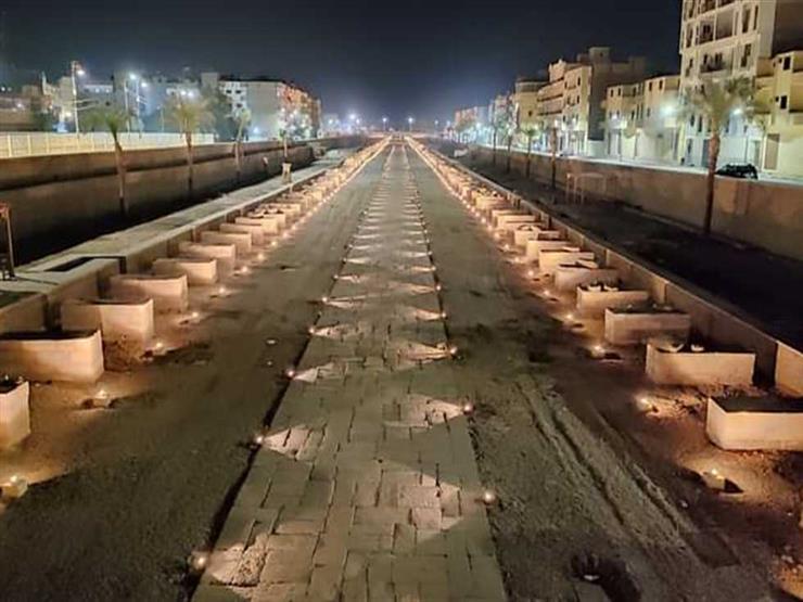 تعرف على فقرات حفل افتتاح طريق الكباش الجديد بالأقصر أعلن ضياء رشوان رئيس الهيئة العامة للاستعلامات، ونقيب الصحفيين المصريين، أن الهيئة نسقت مع الجهات المعنية بالترتيبات الخاصة بحضور عدد ضخم من مراسلين وسائل الإعلام الدولي وتوفير التسهيلات اللازمة لهم لنقل صورة حقيقية عن هذه المناسبة الكبرى.وأضاف رشوان أن الهيئة أتاحت التردد الذي وفرته وزارة السياحة والأثار مجانا لأكثر من 1200 مراسل للإعلام الدولي لمتابعة وقائع الاحتفال، فضلا عن مكاتب الإعلام الخارجي في كل من الولايات المتحدة الأمريكية، بريطاني، ألمانيا، روسيا، فرنسا، وجنوب أفريقيا، بحيث تستطيع جميع وسائل الإعلام الدولية من بث الحدث في نفس توقيت إذاعته في مصر.وستبدأ أولى فقرات الحفل بأغنية "الأقصر بلدنا" غناء المطرب "وائل الفشني"، كما أن من أشهر أعمال الفشني تقديمه أغنيات مسلسلات "واحة الغروب"، "طايع"، وأغنية "متدمعيش ياما" في مسلسل "الاختيار".