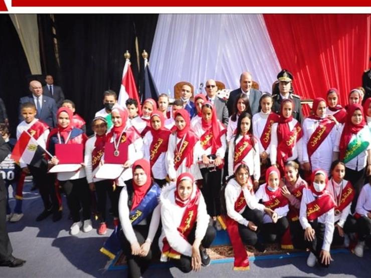 نظمت الإدارة العامة للعلاقات الإنسانية ورعاية أسر شهداء ومصابي الشرطة بقطاع الإعلام والعلاقات بالوزارة، احتفاليات لتكريم أبناء الشهداء المتفوقين في كافة المراحل الدراسية، وذلك بتوجيهات من اللواء محمد توفيق وزير الداخلية. وحضر الاحتفالية عدد من قيادات الوزارة وعدد من الفنانين ، وتم خلالها نقل تحيات وتقدير وزير الداخلية وجميع أعضاء هيئة الشرطة، وتقديم أخلص معانى التقدير والاعتزاز لجميع أسر وأبناء شهدائنا الأبرار من رجال الشرطة الذين سطروا بدمائهم الذكية صفحة خلود في سجل التضحيات لتبقى ذكراهم أبد الدهر راية تعلن بجلاء أنه لا تفريط في حق أمن الوطن وسلامة مواطنيه. شهدت الاحتفالية تكريم أبناء الشهداء والمتفوقين منهم بالمراحل التعليمية المختلفة وتسليمهم شهادات تقدير وكؤوس التفوق الدراسي للأول في كل مرحلة تعليمية. وقد كان لتلك الاحتفاليات بالغ الأثر في نفوس أسر وأبناء الشهداء الذين أعربوا عن فخرهم واعتزازهم بذلك التكريم الذى يُعد امتداد لتكريم آبائهم من شهدائنا الأبرار الذين دافعوا عن الحق لكى يأمن الجميع . يأتي ذلك تخليداً ووفاءً وعرفاناً لتضحيات شهداء الوطن وأبنائه الأبرار من رجال الشرطة الذين وهبوا أرواحهم ودمائهم الغالية أثناء تأدية واجبهم الوطني في سبيل الدفاع عن تراب وطنهم العزيز وأمن شعبه.