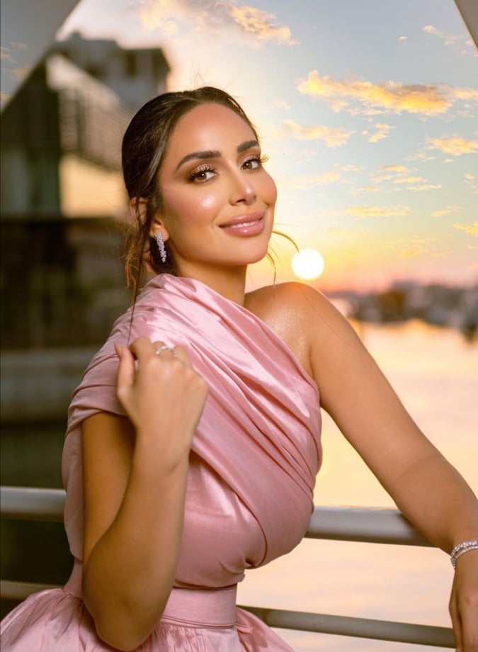 نشرت الفنانة بسنت شوقي مجموعة من الصور الجديدة في أحدث ظهور لها وذلك من خلال حسابها الشخصي بموقع تبادل الصور والفيديوهات "إنستجرام". وهي ترتدي فستان وردي طويل أنيق يليق بها مكشوف الكتف، ما جعلها تخطف أنظار متابعيها على السوشيال ميديا. يذكر أن اخر اعمال بسنت شوقي في الموسم الرمضاني الماضي مسلسل "لحم غزال" مع غادة عبد الرازق، شريف سلامة، مي سليم وغيرهم من النجوم، المسلسل من تأليف إياد إبراهيم ومن إخراج محمد أسامة. وكان بسنت شوقي ومحمد فراج تصدرا تريند جوجل بعد عقد قرانها وقرر الثنائي السير على خطى النجم الكبير الراحل عبد الحليم حافظ، والنجمة شادية، في حفل قرانهما الذي يحتفلان به الآن وسط عدد من أصدقائهما والأقارب، حيث دخل الحفل على دراجة بخارية يقودها فراج بينما تجلس بسنت أمامه بالفستان الأبيض.