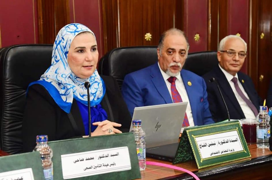 القباج تناقش مشروع قانون حقوق الإنسان في لجنة التضامن والأسرة وذوي الإعاقة بمجلس النواب أكدت نيفين القباج وزيرة التضامن الاجتماعي أن المسنين طاقة كبيرة لها خبرات متراكمة يجب الاستفادة منها، ولا يجوز التعامل معهم علي أنهم مرضي او انتهت رحلة عملهم بمجرد بلوغهم سن التقاعد، مشيرة إلي أن مصر بها ما يقرب من ٧ ملايين مسن بنسبة ٧.١٪؜ من إجمالي السكان، ويبلغ عدد المسنين المشتغلين ١.١ مليون مسن يعملون رغم بلوغهم سن التقاعد. وأضافت القباج خلال مشاركتها في مناقشات لجنة التضامن الاجتماعي والأسرة والأشخاص ذوي الإعاقة بمجلس النواب، برئاسة الدكتور عبد الهادى القصبى، بشأن أول مشروع قانون لحقوق المسنين الذي تم إعداده اتساقاً مع مواد الدستور المصري 2014، والذي قدمته الحكومة بحضور ممثلي وزارات التربية والتعليم والداخلية والصحة والاتصالات والسياحة والعدل والمالية والتخطيط والثقافة والطيران المدني والشباب والرياضة والتنمية المحلية وممثل عن البنك المركزي ، وقد قامت وزيرة التضامن الاجتماعي مسودة القانون مع السادة الوزارات والجهات الشريكة قبل عرضه على مجلس الوزراء في شهر أغسطس 2021، أن مشروع القانون يعمل علي توفير الحماية الاجتماعية، والحق في الرعاية الاجتماعية سواء الأسرية أو المؤسسية، والخدمات الصحية والتأهيلية الجيدة، والرعاية النفسية، وممارسة الأنشطة الرياضية والثقافية والترفيهية، بالإضافة الي الحق في الحماية القانونية والقضائية، والحق في المشاركة في الحياة العامة وفي الحياة السياسية. وأوضحت وزيرة التضامن الاجتماعي أن الدولة تعمل علي تهيئة الظروف المناسبة للمسنين لتوفير الحياة الكريمة لهم والعمل عل توفير مصدر لتوفير الموارد اللازمة للوفاء بالخدمات اللازمة، ولذلك أشارت إحدى مواد القانون إلى التخطيط لإنشاء صندوق لحماية ورعاية المسنين وبصفة خاصة من هم أولى بالرعاية، كما سيعمل القانون علي توفير خط ساخن للابلاغ عن أية مخاطر تهدد أمن وسلامة وكرامة المسنين، فضلا عن إصدار بطاقة خدمات متكاملة للمسنين تضمن أحقية حاملها في الحصول علي كافة الخدمات المقدمة له.