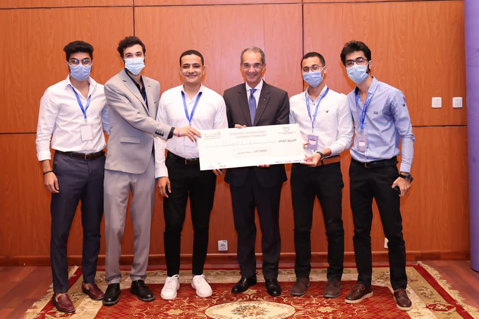 تكريم أفضل أربعة مشروعات لخريجي المنحة فى مجال التكنولوجيات المساعدة شهد الدكتور عمرو طلعت وزير الاتصالات وتكنولوجيا المعلومات حفل تخرج منحة التدريب الصيفى على تطوير التكنولوجيات المساعدة والتى أطلقتها وزارة الاتصالات وتكنولوجيا المعلومات من خلال الاكاديمية الوطنية لتكنولوجيا المعلومات للأشخاص ذوى الاعاقة بالتعاون مع مركز الابتكار وريادة الأعمال بجامعة عين شمس؛ وذلك فى إطار حرص الوزارة على دعم البحث والتطوير فى مجال التكنولوجيات المساعدة لدمج وتمكين الأشخاص ذوي الإعاقة فى المجتمع. حضر فعاليات الحفل الدكتور عبد المنعم الشرقاوى رئيس الأكاديمية الوطنية لتكنولوجيا المعلومات للأشخاص ذوى الإعاقة وأعضاء من المجلس التنفيذي بالأكاديمية ، والدكتور محمد البحيرى مدير مركز الابتكار وريادة الأعمال بجامعة عين شمس IHUB ، والدكتور ضياء خليل عميد كلية هندسة بجامعة عين شمس الأسبق والمشرف العام على مركز الابتكار، وعدد من أعضاء هيئة التدريس بجامعتي القاهرة وعين شمس وعدد من قيادات وزارة الاتصالات وتكنولوجيا المعلومات. أكد الدكتور عمرو طلعت خلال الحفل على أن قطاع الاتصالات وتكنولوجيا المعلومات أصبح أحد أهم القطاعات التى تتفوق فى مجال ابداع ريادة الأعمال حيث استطاع جذب استثمارات فى الشركات الناشئة خلال الأرباع الثلاث الأولى من العام الحالى بنحو 390 مليون دولار مقارنة بقيمة ١٩٠ مليون دولار فى العام الماضى أى بما يعادل الضعف كما أنه من المتوقع أن تتجاوز قيمة الاستثمارات نحو 400 مليون دولار مع نهاية العام الحالي؛ وهو ما يعد مؤشرا لقدرة القطاع على الفكر الخلاق وتطويع الاتصالات وتكنولوجيا المعلومات لمجابهة التحديات التى يواجهها المجتمع ، مشيرا إلى أن وزارة الاتصالات وتكنولوجيا المعلومات حرصت على إنشاء أكاديمية للبحث والتطوير فى التكنولوجيات المساعدة انطلاقا من رؤيتها بأهمية دعم الفكر الابتكارى لتمكين متحدى الإعاقة. وأضاف عمرو طلعت أن هذا المحفل يكرس رؤية وزارة الاتصالات وتكنولوجيا المعلومات فى أن بناء مصر الرقمية لا يقتصر على وزارة بعينها ولكنها نتاج تعاون وتضافر الجهود بين مؤسسات الدولة وكافة عناصر المجتمع المعلوماتى حيث يضم المحفل كلا من الوزارة ممثلة للقطاع الحكومى، وجامعة عين شمس ممثلة للمجتمع الأكاديمى، وشركات القطاع الخاص ، بالإضافة إلى الشباب المبدع القادر على تطويع تكنولوجيا المعلومات لتطوير حلول مبتكرة تقدم قيمة مضافة؛ مشيرا الى أن نجاح قطاع الاتصالات وتكنولوجيا المعلومات يرتبط بقدرته على تطويع مختلف التقنيات لخدمة المجتمع لاسيما أهالينا من ذوى الاحتياجات الخاصة. وفى ختام كلمته أعرب الدكتور عمرو طلعت عن تطلعه إلى تحويل هذه الافكار الواعدة التى قدمها الشباب خريجى المنحة إلى منتجات لخدمة الحياة العملية اليومية لذوى القدرات الخاصة؛ مؤكدا على حرص وزارة الاتصالات وتكنولوجيا المعلومات على تشجيع الابتكار التكنولوجى الذى يعد أحد أهم محاور استراتيجيتها والتى يتم من خلالها تطويع التكنولوجيا المساعدة لتمكين متحدى الإعاقة وكذلك العمل على تحقيق ريادة إقليمية ودولية فى هذا المجال. كما أنه اشتمل التدريب على خمسة مسارات وهى تطبيقات المحمول، و تطوير المواقع، والذكاء الاصطناعى، وانترنت الاشياء، والحوسبة السحابية . ولقد تضمن الحفل تخرج ما يقرب من 100 متدرب من طلاب الجامعات و حديثي التخرج من كليات الهندسة وعلوم الحاسب من مختلف المحافظات من المنحة. وكذلك تم استعراض نموذجين ملهمين في مجال التكنولوجيا المساعدة ضمن برنامج مسرعات الأعمال بالأكاديمية الوطنية لتكنولوجيا المعلومات للأشخاص ذوى الإعاقة. كما قام الدكتور عمرو طلعت بتكريم أفضل المشروعات التى نفذها خريجى المنحة فى مجال التكنولوجيات المساعدة، حيث فاز بالمركز الأول فريق "Alpha" والذي قدم مشروع لمنصة للتوظيف تهدف إلى خلق حلقة وصل بين متحدى الإعاقة وأصحاب الأعمال وتتضمن المنصة آليات لمساعدة المكفوفين فى التعامل مع المنصة وكذلك لذوى الهمم ممن لديهم إعاقة حركية فى اليد؛ فيما فاز بالمركز الثانى فريق “Overflow” والذي قدم مشروع لجهاز يساعد ذوى الهمم ممن لديهم إعاقة فى اليد على استخدام الكمبيوتر بدون مساعدة من خلال حركات بالرأس؛ وفاز بالمركز الثالث فريق “Terminators” والذى قدم حل مبتكر لمرضى الشلل الرباعى من خلال كرسى متحرك يتم التحكم فيه بحركة العين، وفاز بجائزة الذكاء الاصطناعى فريق “Beavergeeks” وقدم مشروع يهدف إلى تسهيل التواصل بين الصم وضعاف السمع باستخدام الذكاء الاصطناعى من خلال استقبال لغة الاشارة وتحويلها الى نص مكتوب والعكس.