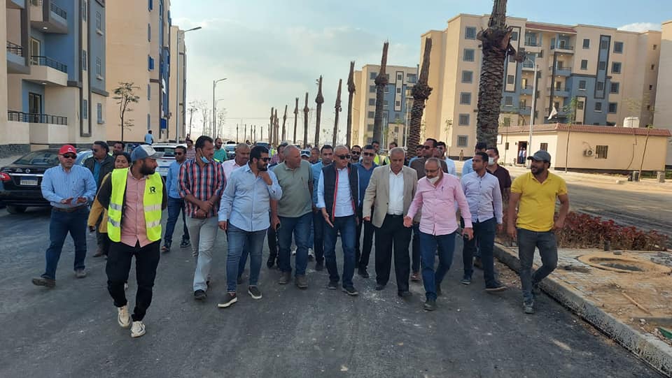 مسئولو "الإسكان" يتفقدون المرحلة الأولى بالمبادرة الرئاسية "سكن لكل المصريين" بمدينة حدائق العاصمة قام المهندس عبدالمطلب عمارة، نائب رئيس هيئة المجتمعات العمرانية الجديدة لقطاع التنمية وتطوير المدن، والمهندس كمال بهجات، مساعد نائب رئيس الهيئة، بجولة تفقدية بوحدات المبادرة الرئاسية، سكن لكل المصريين، بمدينة حدائق العاصمة، يرافقهما المهندس عادل عبدالعزيز، رئيس جهاز المدينة ومسئولو الجهاز والمشروعات والشركات المنفذة للأعمال، وذلك تنفيذا لتوجيهات الدكتور عاصم الجزار، وزير الإسكان والمرافق والمجتمعات العمرانية، بضرورة المتابعة والانتهاء من الأعمال بالمشروعات القومية. وشملت جولة مسئولى الإسكان، متابعة العمل بموقع عمارات المرحلة الأولى بسكن لكل المصريين، والذي يضم 29496 وحدة سكنية، والمشروعات الخدمية بالمرحلة الأولى، ومنها مبنى جهاز مدينة حدائق العاصمة، وأعمال تنسيق الموقع والزراعة والطرق بالمواقع، كما تفقدوا نماذج تشطيبات الوحدات السكنية وأعمال التشطيبات بالعمارات. وخلال الجولة، شدد المهندس عبدالمطلب عمارة، على مسئولي الشركات المنفذة ضرورة الالتزام بسرعة الانتهاء من المشروعات مع الاهتمام بجودة التنفيذ والوقوف على كافة العقبات والتحديات وتذليلها، لدفع الأعمال. كما طالب نائب رئيس الهيئة، مسئولى الشركات المنفذة لأعمال الخدمات بتقديم برنامج زمني مكثف للانتهاء من الأعمال حتي يتسنى مواصلة خطة تسليم السكان لوحداتهم المخصصة لهم كاملة المرافق والخدمات.