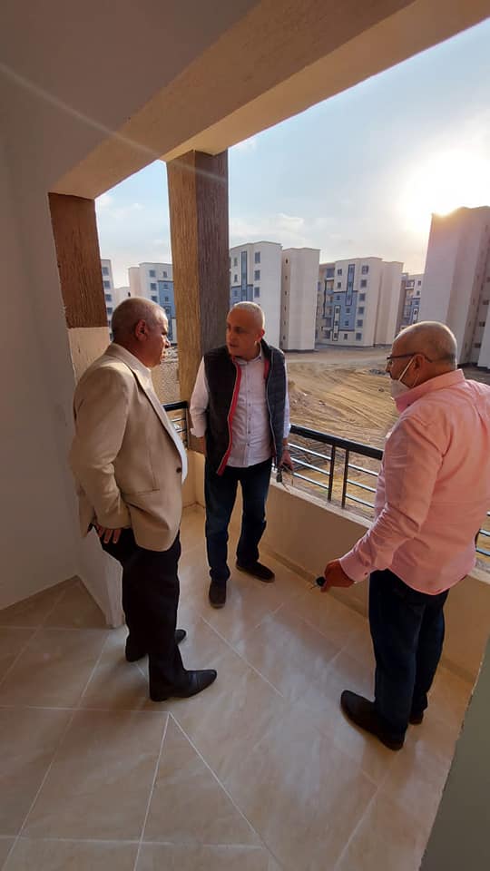 مسئولو "الإسكان" يتفقدون المرحلة الأولى بالمبادرة الرئاسية "سكن لكل المصريين" بمدينة حدائق العاصمة قام المهندس عبدالمطلب عمارة، نائب رئيس هيئة المجتمعات العمرانية الجديدة لقطاع التنمية وتطوير المدن، والمهندس كمال بهجات، مساعد نائب رئيس الهيئة، بجولة تفقدية بوحدات المبادرة الرئاسية، سكن لكل المصريين، بمدينة حدائق العاصمة، يرافقهما المهندس عادل عبدالعزيز، رئيس جهاز المدينة ومسئولو الجهاز والمشروعات والشركات المنفذة للأعمال، وذلك تنفيذا لتوجيهات الدكتور عاصم الجزار، وزير الإسكان والمرافق والمجتمعات العمرانية، بضرورة المتابعة والانتهاء من الأعمال بالمشروعات القومية. وشملت جولة مسئولى الإسكان، متابعة العمل بموقع عمارات المرحلة الأولى بسكن لكل المصريين، والذي يضم 29496 وحدة سكنية، والمشروعات الخدمية بالمرحلة الأولى، ومنها مبنى جهاز مدينة حدائق العاصمة، وأعمال تنسيق الموقع والزراعة والطرق بالمواقع، كما تفقدوا نماذج تشطيبات الوحدات السكنية وأعمال التشطيبات بالعمارات. وخلال الجولة، شدد المهندس عبدالمطلب عمارة، على مسئولي الشركات المنفذة ضرورة الالتزام بسرعة الانتهاء من المشروعات مع الاهتمام بجودة التنفيذ والوقوف على كافة العقبات والتحديات وتذليلها، لدفع الأعمال. كما طالب نائب رئيس الهيئة، مسئولى الشركات المنفذة لأعمال الخدمات بتقديم برنامج زمني مكثف للانتهاء من الأعمال حتي يتسنى مواصلة خطة تسليم السكان لوحداتهم المخصصة لهم كاملة المرافق والخدمات.