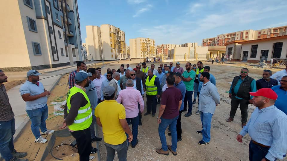 مسئولو "الإسكان" يتفقدون المرحلة الأولى بالمبادرة الرئاسية "سكن لكل المصريين" بمدينة حدائق العاصمة قام المهندس عبدالمطلب عمارة، نائب رئيس هيئة المجتمعات العمرانية الجديدة لقطاع التنمية وتطوير المدن، والمهندس كمال بهجات، مساعد نائب رئيس الهيئة، بجولة تفقدية بوحدات المبادرة الرئاسية، سكن لكل المصريين، بمدينة حدائق العاصمة، يرافقهما المهندس عادل عبدالعزيز، رئيس جهاز المدينة ومسئولو الجهاز والمشروعات والشركات المنفذة للأعمال، وذلك تنفيذا لتوجيهات الدكتور عاصم الجزار، وزير الإسكان والمرافق والمجتمعات العمرانية، بضرورة المتابعة والانتهاء من الأعمال بالمشروعات القومية. وشملت جولة مسئولى الإسكان، متابعة العمل بموقع عمارات المرحلة الأولى بسكن لكل المصريين، والذي يضم 29496 وحدة سكنية، والمشروعات الخدمية بالمرحلة الأولى، ومنها مبنى جهاز مدينة حدائق العاصمة، وأعمال تنسيق الموقع والزراعة والطرق بالمواقع، كما تفقدوا نماذج تشطيبات الوحدات السكنية وأعمال التشطيبات بالعمارات. وخلال الجولة، شدد المهندس عبدالمطلب عمارة، على مسئولي الشركات المنفذة ضرورة الالتزام بسرعة الانتهاء من المشروعات مع الاهتمام بجودة التنفيذ والوقوف على كافة العقبات والتحديات وتذليلها، لدفع الأعمال. كما طالب نائب رئيس الهيئة، مسئولى الشركات المنفذة لأعمال الخدمات بتقديم برنامج زمني مكثف للانتهاء من الأعمال حتي يتسنى مواصلة خطة تسليم السكان لوحداتهم المخصصة لهم كاملة المرافق والخدمات.