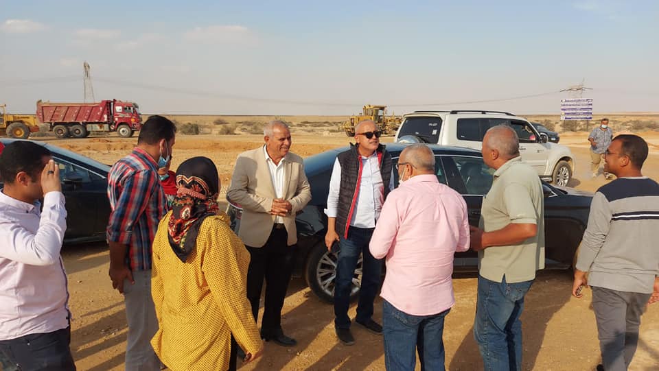 مسئولو "الإسكان" يتفقدون المرحلة الأولى بالمبادرة الرئاسية "سكن لكل المصريين" بمدينة حدائق العاصمة قام المهندس عبدالمطلب عمارة، نائب رئيس هيئة المجتمعات العمرانية الجديدة لقطاع التنمية وتطوير المدن، والمهندس كمال بهجات، مساعد نائب رئيس الهيئة، بجولة تفقدية بوحدات المبادرة الرئاسية، سكن لكل المصريين، بمدينة حدائق العاصمة، يرافقهما المهندس عادل عبدالعزيز، رئيس جهاز المدينة ومسئولو الجهاز والمشروعات والشركات المنفذة للأعمال، وذلك تنفيذا لتوجيهات الدكتور عاصم الجزار، وزير الإسكان والمرافق والمجتمعات العمرانية، بضرورة المتابعة والانتهاء من الأعمال بالمشروعات القومية. وشملت جولة مسئولى الإسكان، متابعة العمل بموقع عمارات المرحلة الأولى بسكن لكل المصريين، والذي يضم 29496 وحدة سكنية، والمشروعات الخدمية بالمرحلة الأولى، ومنها مبنى جهاز مدينة حدائق العاصمة، وأعمال تنسيق الموقع والزراعة والطرق بالمواقع، كما تفقدوا نماذج تشطيبات الوحدات السكنية وأعمال التشطيبات بالعمارات. وخلال الجولة، شدد المهندس عبدالمطلب عمارة، على مسئولي الشركات المنفذة ضرورة الالتزام بسرعة الانتهاء من المشروعات مع الاهتمام بجودة التنفيذ والوقوف على كافة العقبات والتحديات وتذليلها، لدفع الأعمال. كما طالب نائب رئيس الهيئة، مسئولى الشركات المنفذة لأعمال الخدمات بتقديم برنامج زمني مكثف للانتهاء من الأعمال حتي يتسنى مواصلة خطة تسليم السكان لوحداتهم المخصصة لهم كاملة المرافق والخدمات.
