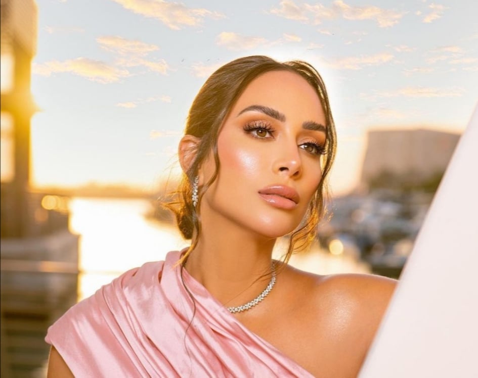 نشرت الفنانة بسنت شوقي مجموعة من الصور الجديدة في أحدث ظهور لها وذلك من خلال حسابها الشخصي بموقع تبادل الصور والفيديوهات "إنستجرام". وهي ترتدي فستان وردي طويل أنيق يليق بها مكشوف الكتف، ما جعلها تخطف أنظار متابعيها على السوشيال ميديا. يذكر أن اخر اعمال بسنت شوقي في الموسم الرمضاني الماضي مسلسل "لحم غزال" مع غادة عبد الرازق، شريف سلامة، مي سليم وغيرهم من النجوم، المسلسل من تأليف إياد إبراهيم ومن إخراج محمد أسامة. وكان بسنت شوقي ومحمد فراج تصدرا تريند جوجل بعد عقد قرانها وقرر الثنائي السير على خطى النجم الكبير الراحل عبد الحليم حافظ، والنجمة شادية، في حفل قرانهما الذي يحتفلان به الآن وسط عدد من أصدقائهما والأقارب، حيث دخل الحفل على دراجة بخارية يقودها فراج بينما تجلس بسنت أمامه بالفستان الأبيض.