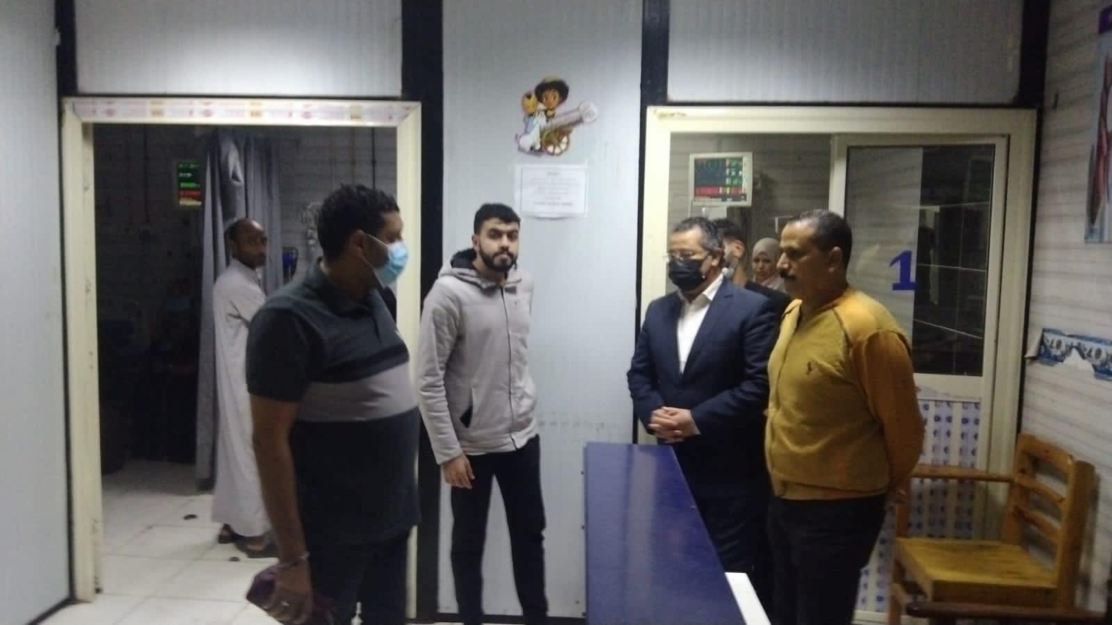 الدخاخني يتفقد مستشفيات جامعة بنها في زيارة مفاجأة قام الدكتور عمرو الدخاخني المدير التنفيذي لمستشفيات جامعة بنها، بجولة تفقدية مفاجئة لمستشفيات جامعة بنها، صباح اليوم الأحد، لمتابعة سير العمل وتوافر الخدمات الطبية المقدمه للمرضي. وقام الدخاخني بالمرور على أقسام المستشفيات ومناظرة الحالات المحجوزة في الأقسام من خلال التذاكر الطبيه والأدوية المقدمة للمرضى. كما أكد ان ذلك يأتي ضمن المتابعة المستمرة والمرور الدوري علي المستشفيات بأقسامها المختلفة، للوقوف علي المستجدات وإزالة أي معوقات تعوق سير العمل من أجل تقديم خدمة طبية متميزة لجميع المرضى. وأكد علي توافر جميع الخدمات الطبية والعلاجية اللازمة من إشاعات وتحاليل وأدوية.
