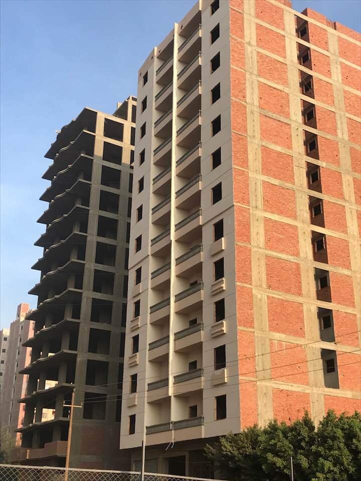 التهرب الضريبي عينى عينك بعمارات كوبرى الفحص ببنها والأهالى يستغيثون برئيس الوزراء ووزير الداخلية طالب العشرات من أهالى مدينة بنها بتدخل عاجل من رئيس مجلس الوزراء ووزير التنمية المحلية ومحافظ القليوبية ورئيس مدينة بنها للتصدى لما أسموه بمافيا المقاولات التى تسببت في كوارث إنشائية وبنائية بمدينة ومركز بنها بالمخالفة للقانون وتسببت في إهدار حق الدولة في ملايين الجنيهات والتهرب الضريبي الواضح والفج من العديد من هؤلاء المقاولين . حيث تشهد منطقة كوبرى الفحص بنطاق الوحدة المحلية بكفر سعد التابعة لمركز بنها بمحافظة القليوبية غيابا تاما للرقابة من قبل أجهزة الدولة لاسترداد الحقوق المنهوبة من قبل البعض والذين استحلوا أموال الدولة باستخدام ما يسمى بظاهرة الكحول أسوة بما يحدث في مدينة الإسكندرية أو استغلال جهل أصحاب الأراضى البناء وفق عقد شراكة يستفيدون منه بنسبة خمسون في المائة من قيمة مبيعات الوحدات السكنية مع استغلال عدم دراية أصحاب الأراضى الأصليين بالقانون والذين يفاجئون بسبب بعض موظفي الوحدة المحلية بتحميلهم قيمة المخالفات والضرائب والمفاجئة الأسوأ لهم بصدور احكام قضائية غيابية عليهم تصل إلى عقوبة الحبس مما تسبب في إصابة بعض من تعرضوا لتلك الأزمات القانونية والمالية بالوعكات الصحية والوفاة جراء تلك الكوارث غير المتوقعة . وأشار عددا من الأهالى أن هناك بعض الشركات تعمل بنطاق ابراج كوبرى الفحص التى زارها مؤخرا الدكتور مصطفى مدبولى رئيس مجلس الوزراء وعددا من قيادات الدولة تعمل بالمخالفة للقانون ودون الحصول على تراخيص والأهم هو التهرب من دفع الضرائب منها إحدى الشركات تقدر وحداتها السكنية قرابة 2مليار جنيه ولا تسدد حقوق الدولة وصادر ضد بعضهم احكام قضائية ام تنفذ حتى الأن وسط ادعاءاتهم بأنهم يملكون السلطة والنفوذ .