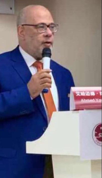 في إطار تطبيق شعار "معا نسابق الزمن"، قرر الأمين العام لحزب حماه الوطن بمحافظة القليوبية الدكتور « أحمد يوسف » الأمين العام لأمانة القليوبية بتحديد موعد الاثنين المقبل الموافق ٦ ديسمبر ٢٠٢١ لافتتاح مقر أمانه مركز ومدينة كفر شكر والذي اكتمل التشكيل النهائي والهيكل التنظيمي للجان النوعية والمختلفة ، وهذا لضرورة الانتشار السياسي و التوعوي لدي المواطنين لترسيخ مبادئ الثقافة السياسية، جاء ذلك تنفيذا لأهداف الحزب ومبادئه التى يسعي إليها بين صفوف المجتمع المدني والشعبي . صرح " محمد متولى " امين امانه مركز ومدينة كفر شكر بأنه أثناء افتتاح مقر الأمانة بكفر شكر سيتم عقد حمله تطعيم ضد فيروس كورونا، مؤكدا على أن من يحصل على جرعة اللقاح لمن قاما بالتسجيل على موقع الوزارة ولمن لم يسجل أيضا ، موضحاً أنه من الضروري إحضار بطاقة الرقم القومي وصورة ضوئية منها. وأضاف متولى أن الهدف من تنفيذ الحملة للتطعيم ضد فيروس كورونا هو مساعده المواطنين لتسهيل مهمتهم في الحصول على اللقاح من اهالينا بالمركز والمدينة، لافتاً إلى اشراف طبي كامل من اللجنة العامة للشؤون الصحية بأمانه كفرشكر برئاسة الطبيب ابراهيم عطالله والفريق الطبي المعاون له . ومن جانبه قال الدكتور " أحمد يوسف " الأمين العام للحزب بالقليوبية إلى أن افتتاح مقر الحزب بكفرشكر يعد رسالة خاصة لأهالي المركز والمدينة من قبل قيادات الحزب بالأمانة العامة بصفة عامة والقليوبية بصفة خاصة، مؤكدا بأنهم ماضون في طريقهم لخدمة المواطنين في كافة الاتجاهات خاصة على الصعيد السياسي، بالإضافة إلى السعي نحو فتح قنوات جديدة للتحاور مع المواطنين لبحث سبل تنمية المحافظة النهوض بها. وأكد "يوسف"، أن أمانة الحزب تسعى في كافة الاتجاهات بالتعاون مع المحافظة للتصدي بشكل فعلى للمشاكل الموجودة بالمحافظة، وتقديم خدمة مجتمعية مرموقة تليق بأهالي المحافظة؛ انطلاقا من الدور المجتمعي الواضح للحزب في تلبية كافة احتياجات المواطنين. وفى نفس السياق، قال " محمد متولى جبل " امين امانه كفرشكر ،إن الفترة القادمة ستشهد انطلاقة قوية في مسيرة الحزب بالقليوبية؛ لتقديم كافة الخدمات الممكنة للمواطنين في كافة ربوع المحافظة، مشيرا إلى أن مقر حزب حماه الوطن بكفرشكر لا يعد بمثابة مبنى فحسب، وإنما يعد بمثابة "بيت أهالي مركز ومدينة كفر شكر الجديد".