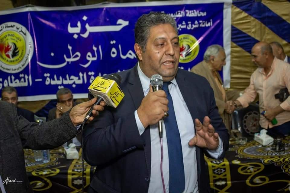 في إطار تطبيق شعار "معا نسابق الزمن"، قرر الأمين العام لحزب حماه الوطن بمحافظة القليوبية الدكتور « أحمد يوسف » الأمين العام لأمانة القليوبية بتحديد موعد الاثنين المقبل الموافق ٦ ديسمبر ٢٠٢١ لافتتاح مقر أمانه مركز ومدينة كفر شكر والذي اكتمل التشكيل النهائي والهيكل التنظيمي للجان النوعية والمختلفة ، وهذا لضرورة الانتشار السياسي و التوعوي لدي المواطنين لترسيخ مبادئ الثقافة السياسية، جاء ذلك تنفيذا لأهداف الحزب ومبادئه التى يسعي إليها بين صفوف المجتمع المدني والشعبي . صرح " محمد متولى " امين امانه مركز ومدينة كفر شكر بأنه أثناء افتتاح مقر الأمانة بكفر شكر سيتم عقد حمله تطعيم ضد فيروس كورونا، مؤكدا على أن من يحصل على جرعة اللقاح لمن قاما بالتسجيل على موقع الوزارة ولمن لم يسجل أيضا ، موضحاً أنه من الضروري إحضار بطاقة الرقم القومي وصورة ضوئية منها. وأضاف متولى أن الهدف من تنفيذ الحملة للتطعيم ضد فيروس كورونا هو مساعده المواطنين لتسهيل مهمتهم في الحصول على اللقاح من اهالينا بالمركز والمدينة، لافتاً إلى اشراف طبي كامل من اللجنة العامة للشؤون الصحية بأمانه كفرشكر برئاسة الطبيب ابراهيم عطالله والفريق الطبي المعاون له . ومن جانبه قال الدكتور " أحمد يوسف " الأمين العام للحزب بالقليوبية إلى أن افتتاح مقر الحزب بكفرشكر يعد رسالة خاصة لأهالي المركز والمدينة من قبل قيادات الحزب بالأمانة العامة بصفة عامة والقليوبية بصفة خاصة، مؤكدا بأنهم ماضون في طريقهم لخدمة المواطنين في كافة الاتجاهات خاصة على الصعيد السياسي، بالإضافة إلى السعي نحو فتح قنوات جديدة للتحاور مع المواطنين لبحث سبل تنمية المحافظة النهوض بها. وأكد "يوسف"، أن أمانة الحزب تسعى في كافة الاتجاهات بالتعاون مع المحافظة للتصدي بشكل فعلى للمشاكل الموجودة بالمحافظة، وتقديم خدمة مجتمعية مرموقة تليق بأهالي المحافظة؛ انطلاقا من الدور المجتمعي الواضح للحزب في تلبية كافة احتياجات المواطنين. وفى نفس السياق، قال " محمد متولى جبل " امين امانه كفرشكر ،إن الفترة القادمة ستشهد انطلاقة قوية في مسيرة الحزب بالقليوبية؛ لتقديم كافة الخدمات الممكنة للمواطنين في كافة ربوع المحافظة، مشيرا إلى أن مقر حزب حماه الوطن بكفرشكر لا يعد بمثابة مبنى فحسب، وإنما يعد بمثابة "بيت أهالي مركز ومدينة كفر شكر الجديد".