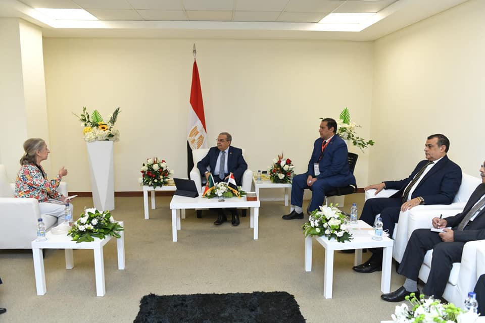 وزير الانتاج الحربي يبحث التعاون مع الصناعات الدفاعية البرتغالية استقبل المهندس محمد أحمد مرسي وزير الدولة للإنتاج الحربي كاترينا نينوس نائب الرئيس لشئون الدفاع وعضو بشركة الصناعات الدفاعية البرتغالية. وجاء ذلك بحضور سفيرة البرتغال بمصر مانويلا فرانكو، جاء ذلك بجناح وزارة الإنتاج الحربي على هامش فاعليات اليوم الثاني لمعرض مصر الدولي للصناعات الدفاعية والعسكرية "EDEX 2021" المقام في الفتـرة من 29/11 - 2/12/2021. وأوضح وزير الدولة للإنتاج الحربي المهندس محمد أحمد مرسي أن هذا اللقاء يأتى لتأكيد العلاقات الوطيدة بين الجانبين المصري والبرتغالي، حيث تم إستعراض الإمكانيات التكنولوجية والفنية والتصنيعية لوزارة الإنتاج الحربي، كما قامت شركة الصناعات الدفاعية البرتغالية بإستعراض أبرز منتجاتها لإيجاد مجالات للتعاون المشترك مع شركات وزارة الإنتاج الحربي، معرباً عن تقديره لحرص الشركات البرتغالية على المشاركة بفاعلية في معرض "EDEX 2021". وأعرب الوزير مرسي، عن تطلعه إلى تعميق علاقات التعاون بهدف التصنيع المشترك وتدريب العمالة الفنية وتبادل الخبرات التصنيعية والتكنولوجية بين الشركات البرتغالية وشركات الإنتاج الحربي، والاستفادة من هذا المعرض لتبادل الرؤى والأفكار نحو تطوير الصناعات العسكرية وفقًا لأحدث التكنولوجيات المستخدمة في مجال نظم الدفاع والتسليح. وأعربت كاترينا نينوس نائب الرئيس لشئون الدفاع وعضو بشركة الصناعات الدفاعية البرتغالية عن سعادتها بالدعوة الموجهة إليها لتكون جزءًا من هذا الحدث المهم، مؤكدةً على تميز مصر بإقامة هذا المعرض الذي ولد عملاقاً منذ بداية عقده عام 2018، مشيرةً إلى أن "EDEX 2021" يعد ملتقى إقليمي ودولي للشركات العاملة في مجالات الصناعات الدفاعية والأمنية. وأشادت "نينوس" بما شاهدته من إمكانيات متطورة فى مجال التصنيع العسكري لمعروضات جناح وزارة الإنتاج الحربي، داعيةً إلى عقد المزيد من اللقاءات للتباحث بشكل أكثر تعمقاً حول سبل عقد شراكات جديدة بين شركة الصناعات الدفاعية البرتغالية وشركات ووحدات الإنتاج الحربى، مثنيةً على مدى قوة ومتانة العلاقات بين مصر والبرتغال ومعربةً عن ثقتها في أن مسار هذه العلاقات سوف يستمر في التطور خلال الفترة المقبلة. وأشار المستشار الإعلامي لوزير الدولة للإنتاج الحربي والمتحدث الرسمي للوزارة محمد عيد بكر إلى أنه تم خلال اللقاء التأكيد على إستراتيجية العمل بوزارة الإنتاج الحربى والتى تهدف إلى التعاون مع كافة الشركات العالمية من أجل نقل وتوطين أحدث ما وصلت إليه التكنولوجيا فى مختلف المجالات داخل الشركات والوحدات التابعة للوزارة ، كما تم الإشارة أيضاً إلى أن مصر في الآونة الأخيرة تحقق تقدماً اقتصادياً إيجابياً من خلال التعاون الوثيق بين مؤسسات الدولة المختلفة حيث تم إستعراض العديد من الإنجازات والنجاحات التى حققتها شركات ووحدات الإنتاج الحربى بالتعاون مع الجهات المختلفة بالدولة والقطاع الخاص لتنفيذ عدد من المشروعات القومية الكبرى.
