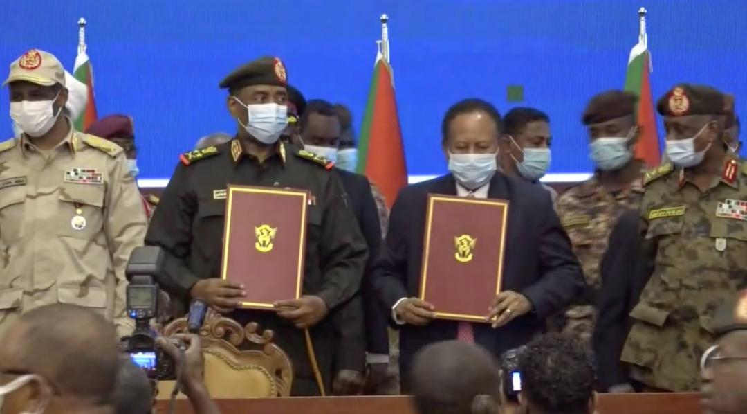 المصدر: وكالات  حظى الاتفاق السياسي في جمهورية السودان، المبرم بين القائد العام للجيش السوداني، عبد الفتاح البرهان، ورئيس الوزراء، عبد الله حمدوك، إشادات وترحيب عالمى من عدة دول أوروبية وعربية وإفريقية، ورصدت نبض العالم في هذا التقرير الترحيب الدولي والإقليمي والعربي بالاتفاق السياسي في السودان. وأشادت مصر بالحكمة والمسؤولية التي تحلت بها الأطراف السودانية في التوصل إلى توافق حول إنجاح الفترة الانتقالية بما يخدم مصالح السودان العليا”، وأعربت عن الأمل في أن يمثل الاتفاق الجديد “خطوة نحو تحقيق الاستقرار المستدام في السودان”، من خلال بيان صحفي صدر عن وزارة الخارجية المصرية. إذ رحبت دول الترويكا (الولايات المتحدة وبريطانيا والنرويج)، والاتحاد الأوروبي وكندا وسويسرا بالاتفاق السياسي في السودان، وفق بيان نقلته السفارة الأميركية في الخرطوم. ورحبت هذه الدول بالإفراج عن حمدوك من الإقامة الجبرية في منزله، وحثت على الإفراج الفوري عن جميع المعتقلين السياسيين، ليس فقط في الخرطوم، بل في جميع أنحاء البلاد، في سبيل “استعادة الانتقال في السودان والنظام الدستوري وسيادة القانون في السودان”، وأكدت الدول وقوفها إلى جانب الشعب السوداني و”دعمها لعملية انتقال وصفتها بـ”الناجحة” تؤدي إلى سودان حر وديمقراطي وعادل وسلمي. كما نددت الدول بالخسارة التي حدثت في الأرواح والعنف وانتهاكات حقوق الإنسان التي شهدت منذ بداية الانقلاب، وأنهت الدول بيانها بالتعزية لعائلات وأصدقاء من فقدوا أرواحهم في الاحتجاجات التي حدثت مؤخرًا. مفوضية الاتحاد الإفريقي وكذلك رحّب الاتحاد الإفريقي حول الاتفاق السياسي في السودان، من خلال بيان صدر يوم أمس الأحد 21 من تشرين الثاني. واعتبر رئيس مفوضية الاتحاد الإفريقي، موسى فكي، هذ الاتفاق خطوة هامة نحو العودة الشرعية الدستورية في السودان، وشجع كافة الشركاء السياسيين والاجتماعيين من عسكريين ومدنيين على تعميق هذا المسار بصورة جامعة وفعّالة. ودعا البيان إلى تعزيز السلام والتحضير الديمقراطي الجامع لانتخابات حرة وسليمة، ” الكفيلة بإخراج البلاد من الاضطرابات”. دول عربية وأعرب الأمين العام لجامعة الدول العربية، أحمد أبو الغيط، عن الترحيب بالاتفاق السياسي في السودان. واعتبره نتيجة لجهود سودانية “ضخمة ومتواصلة – مدعومة عربيًا ودوليًا”، كما أعرب مصدر مسؤول بالأمانة العامة بأن الأمين العام لجامعة الدول العربية، وجّه بأن تعمل الجامعة ومنظماتها بشكل حثيث مع حكومة حمدوك، من أجل تنفيذ أهداف الوثيقة الدستورية الموقعة عام 2019 واتفاق “سلام جوبا” عام 2020. كما رحبت دولة الإمارات بتوقيع الاتفاق السياسي، معربة عن الأمل بالتوفيق والسداد للمكونات السودانية في مسيرتها المقبلة لاستكمال المرحلة الانتقالية في ظل توافق بين أبناء الشعب السوداني، بما يعزز استقرار السودان وازدهاره. ورحبت المملكة العربية السعودية بما توصلت إليه أطراف المرحلة الانتقالية في السودان، مشددة على ثبات واستمرار موقف السعودية الداعم لـ”كل ما من شأنه تحقيق السلام وصون الأمن والاستقرار والنماء في جمهورية السودان الشقيقة”، وفق ما نشرته وزارة الخارجية السعودية عبر “تويتر“. أعربت دولة الكويت عن ترحيبها بالاتفاق، وأكدت استمرار دعمها لكل ما من شأنه الحفاظ على الأمن والاستقرار ويحقق صالح جمهورية السودان. التوقيع والبنود وقّع القائد العام للجيش السوداني، عبد الفتاح البرهان، ورئيس الوزراء، عبد الله حمدوك، الأحد 21 من تشرين الثاني، على اتفاق سياسي يهدف لاحتواء الأزمة في البلاد، في القصر الجمهوري بالخرطوم. وتضمّن الاتفاق السياسي المبرم بين الطرفين جملة من البنود من أجل تجاوز الأزمة السياسية التي تعيشها البلاد، وتعهّد الطرفان بالعمل معًا لاستكمال مسار التصحيح الديمقراطي بما يخدم مصلحة السودان العليا. وكان حمدوك وصل أمس، الأحد، إلى القصر الجمهوري، بعد أن كان خاضعًا للإقامة الجبرية منذ انقلاب الجيش على الحكومة في 25 من تشرين الأول الماضي. يأتي هذا الاتفاق بعد أن سيطرت قوات الجيش السوداني على الحكم لمدة أقل من شهر تقريبًا، إذ اعتقلت قوة من الجيش السوداني رئيس الوزراء السوداني، في 25 من تشرين الأول الماضي، وأعلن البرهان في اليوم نفسه عن حل مجلس السيادة الانتقالي ومجلس الوزراء، وإعلان حالة الطوارئ في البلاد، وإقالة حكام الولايات، بعدما أوقف الجيش معظم الوزراء والمسؤولين المدنيين في السلطة. ولاقى انقلاب الجيش السوداني انتقادات وردود فعل دولية وعربية واسعة، مع الدعوة للإفراج عن السياسيين والمسؤولين المعتقلين، والعودة إلى المسار الديمقراطي، في حين وصف البرهان تحرك الجيش بأنه ليس انقلابًا في السودان، حيث كان الجيش يحاول تصحيح مسار الانتقال السياسي، حسب تعبيره. كما شهدت بعض شوارع الخرطوم تجمعًا لعشرات المتظاهرين، الذين قطعوا الطرق، وأحرقوا الإطارات احتجاجًا على الانقلاب، ودعوا إلى محاكمة قادة الانقلاب، على رأسهم قائد الجيش، الفريق أول عبد الفتاح البرهان. وكانت لجنة أطباء السودان أعلنت، أمس الأحد، في آخر إحصائية لها، أن حصيلة قتلى التظاهرات ارتفعت منذ إعلان البرهان السيطرة على السلطة إلى 41 شخصًا. بنود الاتفاق السياسي بين عبد الفتاح البرهان، وعبد الله حمدوك 1ـ التأكيد على أن الوثيقة الدستورية لسنة 2019، تعديل سنة 2020، هي المرجعية الأساسية القائمة لاستكمال الفترة الانتقالية، مع مراعاة الوضعية الخاصة بشرق السودان والعمل سويًا على معالجتها في إطار يضمن الاستقرار بصورة ترضي أهل الشرق . 2ـ ضـــرورة تعديــل الوثيقـــة الدستوريــة بالتوافـق بما يحقق ويضمن مشاركة سياسية شاملة لجميع مكونات المجتمع عدا حزب “المؤتمر الوطني” المحلول . 3ـ الشراكــة الانتقالية القائمــة بين المـدنيين والعسكريين هي الضامن والسبيل لاستقرار وأمن السـودان، وبناء على ذلك اتفقا على إنفاذ الشراكة بروح وثقة مع الالتزام التام بتكوين حكومة مدنية من الكفاءات الوطنية المستقلة (تكنوقراط). 4ـ إشراف مجلس السيادة الانتقالي على تنفيذ مهام الفترة الانتقالية الواردة من الوثيقة الدستورية دون التدخل المباشر في العمل التنفيذي. 5ـ ضمان انتقال السلطة الانتقالية في موعدها المحدد لحكومة مدنية منتخبة . 6ـ إدارة الفترة الانتقالية بموجب إعلان سياسي يحدد إطار الشراكة بين القوى الوطنية (السياسية والمدنية)، والمكوّن العسكري والإدارة الأهلية ولجان المقاومة وقوى الثورة الحية وقطاعات الشباب والمرأة ورجالات الطرق الصوفية. 7ـ التحقيق في الأحداث التي جرت أثناء التظاهرات من إصابات ووفيات للمدنيين والعسكريين وتقديم الجناة للمحاكمة. 8ـ تنفيذ اتفاق “سلام جوبا” واستكمال الاستحقاقات الناشئة بموجبه وإلحاق غير الموقعين على اتفاق السلام. 9ـ الإسراع في استكمال جميع مؤسسات الحكم الانتقالي وذلك بتكوين المجلس التشريعي والأجهزة العدلية من محكمة دستورية وتعيين رئيس القضاء والنائب العام، وتتوالى تباعًا تكوين المفوضيات ومؤسسات الانتقال الأخرى ومباشرة مهامها فورًا وفق جداول زمنية محددة . 10ـ ابتدار حوار موسع وشفاف بين كافة القوى السياسية والمجتمعية وقوى الثورة الحية يؤسس لقيام المؤتمر الدستوري. 11ـ ضرورة إعادة هيكلة لجنة تفكيك نظام الثلاثين من حزيران، مع مراجعة أدائها في الفترة السابقة، مع رفدها بالكوادر المؤهلة في التخصصات والخبرات اللازمة، التي تمكنها من أداء عملها بصورة ناجزة وعادلة مع تفعيل لجنة الاستئنافات ومراجعة قراراتها وفقًا لدرجات التقاضي المقررة قانونًا. 12ـ إطلاق سراح جميع المعتقلين السياسيين . 13ـ العمل على بناء جيش قومي موحد . 14ـ بالتوقيع على هذا الاتفاق السياسي يُلغى قرار القائد العام للقوات المسلحة بإعفاء رئيس مجلس الوزراء الانتقالي.