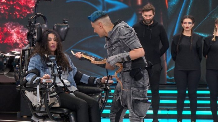 كشفت الفنانة ياسمين صبري؛ من خلال فتح باب تلقي الأسئلة من متابعيها والإجابة عنها عبر خاصية القصص المصورة الملحقة بحسابها الخاص في "إنستغرام"، عن حقيقة معرفتها بالمقلب الذي نفذه الفنان رامز جلال قبل أن تقع فيه، في برنامجه "رامز مجنون رسمي"، الذي عُرض في رمضان 2021، حيث حققت الحلقة حينها ملايين المشاهدات عبر موقع الفيديوهات الشهير "يوتيوب". وأجابت صبري على سؤال لأحد المتابعين عن حقيقة معرفتها بالمقلب من عدمه بالقول: "لا والله ماكنتش أعرف أبداً"، مؤكدة عدم علمها بالمقلب قبل ذهابها الى البرنامج. كما أجابت ياسمين صبري على العديد من أسئلة متابعيها الذين يبلغ عددهم 17 مليوناً عبر حسابها، ومن أبرزها كشفها عن أكثر شخصية محبّبة إليها من أعمالها الفنية؛ حيث أوضحت أنها تفضل شخصية "نادية" في مسلسل "طريقي"، الذي أدّت بطولته الفنانة شيرين عبد الوهاب وعُرض في موسم رمضان 2016. وأكدت ياسمين صبري أنها تتحضّر لفيلم جديد خلال الفترة المقبلة، وذلك رداً على سؤال: "امتى حتمثلي في فيلم؟"؛ حيث قالت: "بعد رمضان إن شاء الله"... كاشفةً أن الفيلم الجديد يحمل اسم "دنيا" ومن المقرر أن تشارك فيه بموسم رمضان 2022، بعد غيابها عن الماراثون الرمضاني الماضي. 