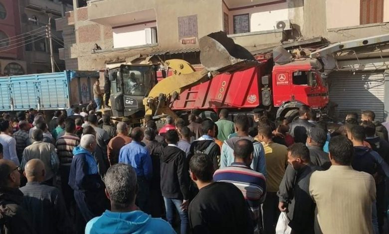 Photo of مصرع شخص وإصابة 17 آخرون بسبب اقتحام سيارة نقل لمخبز بالشرقية