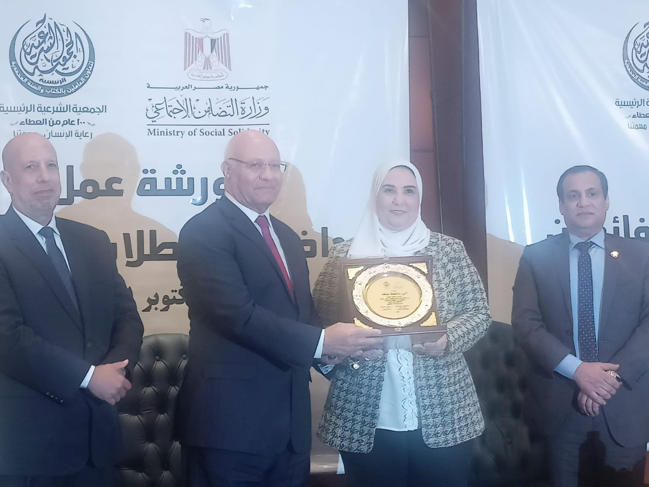 شارك الدكتور جمال سوسه رئيس جامعة بنها في فعاليات ورشة العمل و الاجتماع التنسيقي للجامعات المستهدفة ببرنامج حاضنات الفائقين علميا والتي نظمتها الجمعية الشرعية بحضور الدكتورة نيفين القباج وزيرة التضامن ومصطفي إسماعيل الأمين العام للجمعية الشرعية وعدد من رؤساء الجامعات ونوابهم ومنسقي وحدات التضامن الاجتماعي بالجامعات. وناقشت ورشة العمل مبادرة حاضنات الفائقين علميا والتي انطلقت في يناير 2020 بالجامعات المصرية بالتعاون مع الجمعية الشرعية وبالتنسيق مع الوحدات الاجتماعية بالجامعات، من خلال دعم 40 طالبًا بكل جامعة من إجمالي 14 جامعة بمعدل دعم 400 طالب سنويًا، وبخطة خمسية لدعم 2000 طالب متفوق. من ناحية أخرى شهدت الورشة تكريم الدكتورة نيفين القباج وزيرة التضامن الدكتور جمال سوسه رئيس جامعة بنها للتعاون المثمر بين جامعة بنها ووزارة التضامن الاجتماعي في شتى المجالات التي تخدم طلاب الجامعة ، موجهة الشكر إلى رؤساء الجامعات ونوابهم، والمنسقين لمبادرة حاضنات الفائقين والتي استهدفت خلق منافسة بين الطلاب الفائقين.