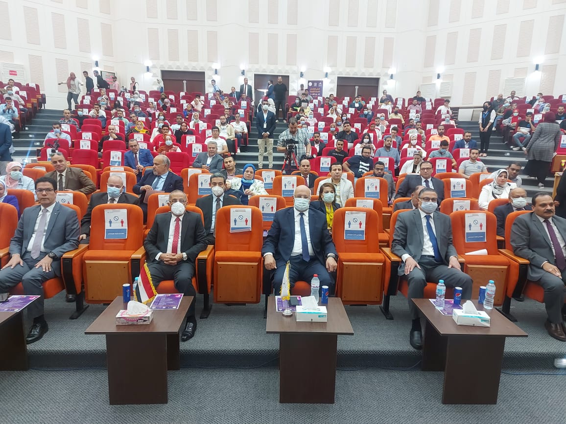 نظمت جامعة بنها بالتعاون مع وكالة الفضاء المصرية الحفل الختامى للمدرسة الصيفية لعلوم الفضاء فى نسختها الثانية ، برعاية وحضور الدكتور جمال سوسه ، رئيس جامعة بنها ، والدكتور محمد القوصى الرئيس التنفيذي لوكالة الفضاء المصرية والدكتور جمال السعيد رئيس جامعة بنها السابق وعضو مجلس النواب وعضو لجنة النقل والمواصلات. جاء ذلك بحضور ناصر الجيزاوى نائب رئيس الجامعة لشئون الدراسات العليا والبحوث ، والدكتور تامر سمير نائب رئيس الجامعة لشئون التعليم والطلاب ، والدكتور حازم عليوة القائم بعمل المدير الأكاديمي لمقر جامعة بنها بالعبور وعمداء الكليات ومنسقي ومسؤولي تدريب المدرسة الصيفية ورئيس مجلس أمناء العبور. وفى كلمته أكد الدكتور جمال سوسة رئيس جامعة بنها أن المدارس الصيفية لعلوم الفضاء تعد من أهم ثمار بروتوكول التعاون الموقع بين جامعة بنها ووكالة الفضاء المصرية، والذي يهدف إلى نشر علوم الفضاء بين طلاب الجامعات المصرية لتخريج وإعداد طالب مؤهل لسوق العمل، يرفع اسم مصر في كافة المحافل الدولية ، مشيرا الى أننا نحن الان في أزهى مراحل التعاون المثمر والبناء والذي نحرص عليه بغرض تطوير رأس المال الفكري كعنصر أساسي وأصيل لتحقيق أهداف التنمية المستدامة والذي بدوره ينقل مؤسساتنا إلى مصاف الجيل الرابع. وأضاف رئيس جامعة بنها أن علاقة الجامعة بالوكالة تسير بخطى ثابتة نحو تحقيق شراكة استراتيجية فعالة فى مجالات الفضاء ، مشيرا الى ان جامعة بنها بما تمتلكه من قدرات علمية وبشرية بالشراكة مع وكالة الفضاء المصرية ، حيث يساهم هذا التعاون المشترك على توطين أحدث التكنولوجيا الحديثة في مجال الفضاء والاتصالات والأقمار الصناعية ، وصولا الى تصنيع قمر صناعي مصري بالكامل بدون الاستعانة بدول اجنبية بأيادي مصرية. وأشار سوسه الى أن جامعة بنها كانت ومازالت وستظل بيت خبرة وطني للمؤسسات الوطنية بمحافظة القليوبية والمحافظات المجاورة ، حيث تقدم خدماتها العلمية والدراسات الاستشارية والبحثية والعلمية المتميزة للمجتمع في كافة التخصصات والمجالات والخدمات اللوجستية كنموذج عملي وتطبيقي قوي لمبدأ اقتصاد المعرفة وتطوير راس المال البشري. وأعرب " سوسه " عن سعادته بنجاح فعاليات المرحلة الأولى والثانية لمدارس التدريب الصيفى لطلاب الجامعات المصرية والتى نظمتها جامعة بنها بالتعاون مع وكالة الفضاء المصرية بمقر الجامعة بالعبور ، مقدما خالص التهاني للطلاب الذين اجتازوا البرنامج التدريبي، كما قدم الشكر والتقدير لفريق العمل من جامعة بنها والوكالة الذي نظم ونفذ وتابع وقدم الرعاية اللازمة للطلاب خلال فعاليات المدرسة الصيفية. من جانبه وجه الدكتور محمد القوصي، الرئيس التنفيذي لوكالة الفضاء المصرية، التهنئة للدكتور جمال سوسه على ثقة الرئيس عبدالفتاح السيسي وتعيينه رئيسا لجامعة بنها متمنيا لسيادته التوفيق والنجاح فى مهامه الجديدة ، كما وجه الشكر للدكتور جمال السعيد رئيس الجامعة السابق وعضو مجلس النواب على جهوده فى توقيع بروتوكول التعاون بين الجامعة والوكالة. وأشاد الرئيس التنفيذي لوكالة الفضاء المصرية بفعاليات المدرسة الصيفية الثانية لتدريب الطلاب على علوم وتكنولوجيا الفضاء بمقر الجامعة فى العبور والذي شارك فيها 325 طالب وطالبة بمختلف الجامعات المصرية ، مؤكدا انه يجرى حاليا إنشاء مراكز لتكنولوجيا الفضاء فى الجامعات المصرية ومنها جامعة بنها بتمويل من الوكالة ودعمها بالكوادر البشرية والمعدات والأجهزة اللازمة. واضاف القوصى أن الطلاب النابغين فى الجامعات هم الرصيد العلمي المؤهل للوكالة في حال ضمهم إلى كوادر العمل في برنامج الفضاء الوطني المصري. من ناحية أخرى شهدت الاحتفالية افتتاح معرض الأغراض المتعددة بمقر الجامعة بالعبور وافتتاح معرض المشروعات الطلابية و وتكريم عدد من قيادات الجامعة وتكريم المشاركين فى المدرسة الصيفية الثانية ، بالإضافة الى تكريم الفرق الفائزة فى المشروعات الطلابية.