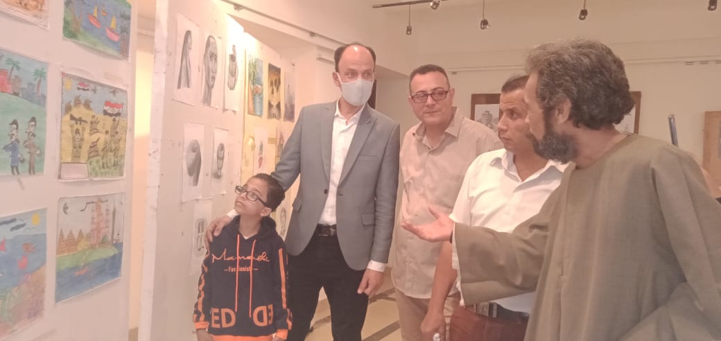 افتتح الدكتور رأفت سعيد مدير قصر ثقافة بنها يرافقه الفنان ياسر فريد مدير الإدارة الفنية بفرع ثقافة القليوبية فعاليات المعرض الفني للفنون التشكيلية للموهوبين بقصر ثقافة بنها والذى ينظمه قطاع الفنون التشكيلية بالقصر تحت إشراف الفنان محمد عكاشة مسئول الفنون التشكيلية تضمن المعرض أعمالا فنية للأطفال حسين الأشرم (بوجي ) بالصف الثالث الابتدائي بمدرسة لطفي السيد الابتدائية ببنها والطفلة رودينا محمد عبد الحميد بالصف الخامس الابتدائي بمدرسة الدكتور أحمد زويل الرسمية للغات ببنها والأعمال الفنية لكلا من الفنانات لمياء عزت ونسمة جمال الدين ودعاء شرف ومنى نبيل ورؤي الشيمى وياسمين صبحى . تضمن المعرض عددا من اللوحات الفنية التي تعبر عن التراث المصري والانتماء للوطن والتضحية من أجل الوطن والعمل من أجله . كما ضم عددا من اللوحات الفنية الزيتية التي تمثل وجدان المواطن المصري. يذكر أن الطفل حسين الأشرم شارك في العديد من المعارض وقدم العديد من الأعمال الفنية وتم تكريمه في عدد من المعارض الفنية . كما يذكر أن الطفلة رودينا محمد عبد الحميد شاركت في العديد من المسابقات منها مسابقة لمحات من الهند ولمحات مصرية ومسابقة منظمة الصحة العالمية ورسمت بعض اللوحات الفنية منها لوحة للرئيس عبد الفتاح السيسي رئيس الجمهورية ولوحة المسيح والعذراء . كما ابدعت الفنانات الشابات المشاركات في المعرض في أعمالهن الفنية.
