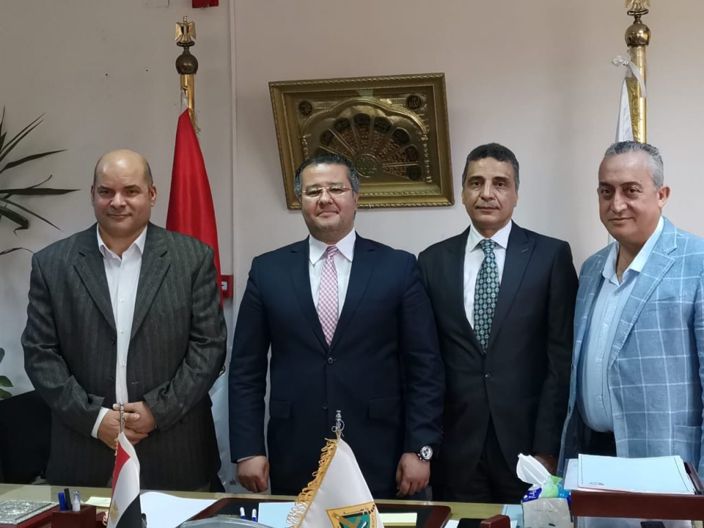 استقبل الدكتور عمرو الدخاخني المدير التنفيذى لمستشفيات جامعة بنها، اليوم؛ لواء طبيب ا. د.اسامة زين استاذ الأشعة التداخلية بالأكاديمية الطبية العسكرية، وهذا بحضور الدكتور هشام الشيخ رئيس قسم الاشعة، والدكتور إيهاب صالح مدير قسم الأشعة بالمستشفى. وذلك لتدريب أطباء قسم الاشعة على الأشعة التداخلية من أجل إعداد كوادر طبية على أعلى مستوى من المهارة والكفاءة. والجدير بالذكر أنه قد تم تشغيل جهاز الاشعة الجديد (١٢٨) متعدد المقاطع خاص بالشرايين التاجية لقسم الأشعة بمستشفيات جامعة بنها.