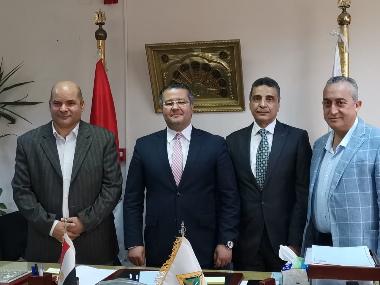 استقبل الدكتور عمرو الدخاخني المدير التنفيذى لمستشفيات جامعة بنها، اليوم؛ لواء طبيب ا. د.اسامة زين استاذ الأشعة التداخلية بالأكاديمية الطبية العسكرية، وهذا بحضور الدكتور هشام الشيخ رئيس قسم الاشعة، والدكتور إيهاب صالح مدير قسم الأشعة بالمستشفى. وذلك لتدريب أطباء قسم الاشعة على الأشعة التداخلية من أجل إعداد كوادر طبية على أعلى مستوى من المهارة والكفاءة. والجدير بالذكر أنه قد تم تشغيل جهاز الاشعة الجديد (١٢٨) متعدد المقاطع خاص بالشرايين التاجية لقسم الأشعة بمستشفيات جامعة بنها.