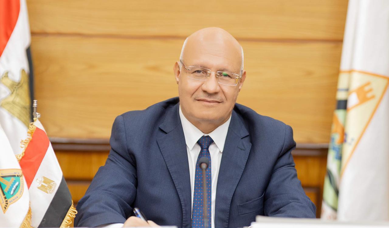 اكد الدكتور جمال سوسه رئيس جامعة بنها انه تم تطبيق قرار رئيس مجلس الوزراء والخاص بمنع دخول الغير حاصلين على تطعيم لقاح فيروس كورونا للحرم الجامعي. وقال الدكتور جمال سوسه أنه تم البدء في تطبيق القرار على مستوى إدارة الجامعة وكلياتها ومراكزها المختلفة، بعدم السماح بدخول أعضاء هيئة التدريس والهيئة المعاونة والطلاب والإداريين والعمال منذ 15 نوفمبر إلا بعد ما يثبت حصولهم على اللقاح أو شهادة تفيد بسلبياتهم من فيروس كورونا بعد إجراء تحليل " بي سي آر " يُقدم أسبوعيًا. وأشار " سوسه " الى ان الجامعة قامت بإنشاء قاعدة بيانات لمنسوبيها الحاصلين على التطعيم ، مؤكدا ان التطبيق الجديد أطلقته وحدة نظم المعلومات الإدارية بالجامعة ويتولى الكشف عن حالة متلقى تطعيم فيروس كورونا من خلال الاستعلام بالرقم القومي سواء كان تطعيمه أم لا ، كما انه يجري حاليا طباعة بطاقة جامعية لمنتسبي الجامعة و بها اشعار " تم التطعيم " لتسهيل الحركة داخل الحرم الجامعي وكليات الجامعة. وأضاف رئيس جامعة بنها انه بدءًا من 1 ديسمبر القادم سيتم منع تقديم أي خدمات حكومية داخل الجامعة والمنشآت التابعة لمن لم يحصل على تطعيم فيروس كورونا المستجد تنفيذا لقرار رئيس مجلس الوزراء. وناشد الدكتور جمال سوسه جميع منسوبي الجامعة بالحرص على تلقي تطعيم لقاح فيروس كورونا في ضوء الإجراءات الاحترازية التي تهدف للمحافظة على سلامتهم ، مضيفا ان الجامعة قامت بتوفير 11 نقطة ثابتة ، بالإضافة الى النقاط المتحركة بجميع الكليات والمستشفى الجامعي لتطعيم الطلاب وأعضاء هيئة التدريس والعاملين بكل سهولة ويسر ، مؤكدًا أن جميع اللقاحات آمنة وفعالة ومجانية للجميع.