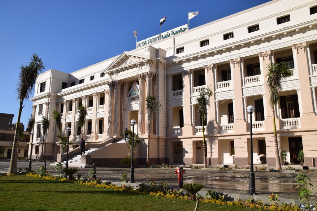 قرر الدكتور جمال سوسه رئيس جامعة بنها، بالتنسيق مع اللواء محافظ القليوبية تعطيل الدراسة وتأجيل الامتحانات لطلاب المرحلة الدراسية الاولى ( مرحلة البكالوريوس) غدا الاحد الموافق ٢١ نوفمبر ٢٠٢١ على أن تكون الدراسة أونلاين فى جميع الكليات. وقال رئيس الجامعة ان هذا القرار لايسرى على امتحانات طلاب الدراسات العليا. كما أكد على استعدادية وحدة إدارة الأزمات وكافة الإدارات بالجامعة والكليات وحرم الجامعة بالعبور والمدن الجامعية والمستشفيات الجامعية باتخاذ كافة التدابير والاحتياطات اللازمة لاحتمال سقوط أمطار غزيرة،وعدم استقرار الطقس والاستعداد التام لمواجهة أى حوادث طارئة قد تنتج عن سوء الأحوال الجوية.