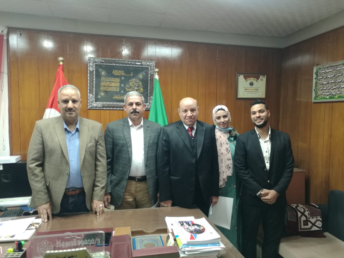 قام الدكتور محمود الصبروط وكيل وزارة الشباب والرياضة بالقليوبية بتكريم الشباب القائمين على مبادرة *ابدأ بنفسك* والتي تم تنفيذها في مركز طوخ بالقليوبية. تهدف المبادرة الى تطوير العشوئيات و العمل علي حل مشكله القمامه و العمل علي حل مشكله اعمده الكهرباء و تمهيد الطرق استعدادا لفصل الشتاء. كما شملت المبادرة دهان الاعمده لحمياتها من التآكل واعطاء منظر حضاري و العمل علي مشاكل المواطنين كمشاكل الصرف الصحي و الاهتمام بالرياضه من خلال اقامه دورات بين شباب القري لغرز قيم الصداقه بينهم . كما اكد في كلمته على دعمه الدائم للمبادرات الشبابية التي تهدف الى حل المشكلات المجتمعية وذلك انطلاقا من توجيهات الدكتور اشرف صبحي وزير الشباب والرياضة وسياسة الوزارة في ضرورة ان تكون مراكز الشباب مراكز الشباب مراكز خدمة مجتمعية، واستقبل الصبروط اليوم محمد عزت النمر مؤسس المبادرة وصبري طه داعم المبادرة و ايمن حسين حسانين رئيس الوحده المحليه بالعمار ومنار عاشور محمد و كابتن عبد المحسن الديب و محمود علي ابو المعاطي المشاركين في المبادرة وقام بتسليم شهادات تقدير