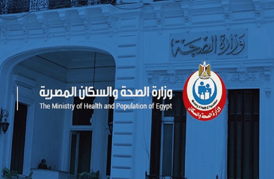 أعلنت وزارة الصحة والسكان، اليوم الأحد، عن خروج 733 متعافيًا من فيروس كورونا من المستشفيات، وذلك بعد تلقيهم الرعاية الطبية اللازمة وتمام شفائهم وفقًا لإرشادات منظمة الصحة العالمية، ليرتفع إجمالي المتعافين من الفيروس إلى 296167 حتى اليوم. وأوضح الدكتور حسام عبد الغفار المتحدث الرسمي لوزارة الصحة والسكان، أنه تم تسجيل 951 حالة جديدة ثبتت إيجابية تحاليلها معمليًا للفيروس، ويأتي ذلك في إطار عمل إجراءات الترصد والتقصي والفحوصات اللازمة التي تُجريها الوزارة وفقًا لإرشادات منظمة الصحة العالمية، لافتًا إلى وفاة 42 حالة جديدة. وأكد أنه طبقًا لتوصيات منظمة الصحة العالمية الصادرة في ٢٧ مايو ٢٠٢٠، فإن زوال الأعراض المرضية لمدة 10 أيام من الإصابة يعد مؤشرًا لتعافي المريض من فيروس كورونا. وأشار "عبد الغفار" إلى أن إجمالي العدد الذي تم تسجيله في مصر بفيروس كورونا المستجد حتى الأن، هو 356718 من ضمنهم 296167 حالة تم شفاؤها، و20347 حالة وفاة.