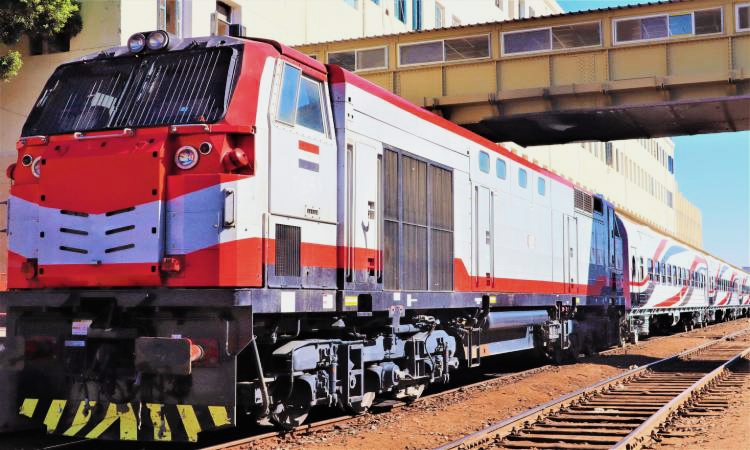 كشفت الهيئة القومية لسكك الحديد المصرية ، موقف القطارات والتأخيرات المتوقعة، اليوم الإثنين، نظرا لما تنجزه الهيئة هذه الأيام من أعمال تطوير شاملة على بعض الخطوط ،والتي من شأنها تعزيز عوامل السلامة والأمان ورفع مستوى الخدمات المقدمة لجمهور الركاب. وجاءت تأخيرات القطارات على النحو التالى: أولا: خط القاهرة / الإسكندرية متوسط تأخيرات القطارات 90 دقيقة ثانيا: خط القاهرة / السد العالى متوسط تأخيرات القطارات كالآتى: - القاهرة / أسيوط 50 دقيقة - أسيوط / أسوان 40 دقيقة ثالثا: خط بنها / بورسعيد متوسط تأخيرات القطارات 70 دقيقة رابعا: خط طنطا / المنصورة / دمياط متوسط تأخيرات القطارات 70 دقيقة خامسا: خط قليوب / شبين القناطر/ الزقازيق / المنصورة متوسط تأخيرات القطارات 70 دقيقة واعتذرت الهيئة القومية لسكك الحديد لجمهور المسافرين عن هذه التأخيرات بسبب اعمال التطوير التي تُجري فى بعض مواقع العمل بالمشروعات الحديثة.