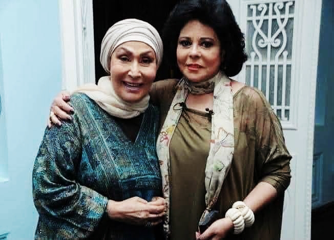 نعت الفنانة إسعاد يونس رفيقة عمرها الفنانة سهير البابلي ونشرت صورة تجمعها بالراحلة عبر حسابها الشخصي بموقع التواصل الإجتماعي "فيسبوك " وعلقت إسعاد يونس على الصورة قائلةً : "إنا لله و إنا إليه راجعون، تلقيت الخبر الحزين و انا خارج البلاد، فارقتني حبيبتي و عشرة عمري و رفيقة أيامي و أستاذتي سهير البابلي، محاولات مستميتة للعودة إلي مصر حتي أكون في وداعها". وتابعت "إسعاد ": "اسألك اللهم اللطف يا أرحم الراحمين، فالمصاب جلل،عزائي الوحيد الان ان أجد مكان فارغ في أول طائرة الى مصر". وكانت الفنانة الكبيرة سهير البابلى تعرضت لغيبوبة سكر أدت إلى عدد من المضاعفات وتم احتجازها بالرعاية المركزة بأحد المستشفيات، ونشرت الفنانة المعتزلة حلا شيحة عبر صفحتها على انستجرام منشورا تقول فيه: «جميلة الجميلات قلبًا وقالبًا السيدة الفاضلة الحاجة سُهير البابلي ادعو لها بالشفاء العاجل التام بإذن الله".
