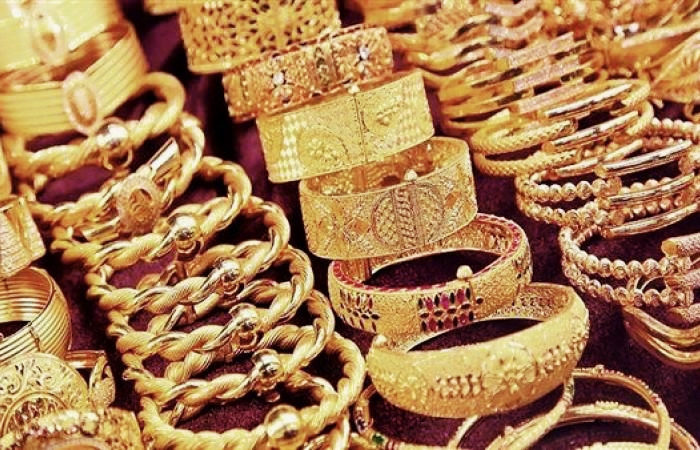 انخفض سعر الذهب في مصر ، اليوم الاثنين ، إنخفاظ ملحوظ بلغ حوالي 5 جنيهات بالتعاملات المسائية ، عقب تراجع السعر العالمي للمعدن الأصفر إلي مستويات 1827 دولار ، مما ينعكس على أسعار الذهب في السوق المصري ، مع توقعات بتغير أسعار الذهب في مصر خلال الساعات القادمة. فبلغت أسعار الذهب اليوم: عيار 24 سجل 917.75 جنيه. عيار 21 سجل 803 جنيهات. عيار 18 سجل 688.25 جنيه. الجنيه الذهب 6424 جنيها. أونصة الذهب 1827 دولارا. وكانت أسعار الذهب تراجعت إلى أدنى مستوى خلال أسبوع متأثرة بارتفاع الدولار ، بعدما دعا عضو مجلس الاحتياطي الاتحادي الأميركي ، كريستوفر وولر ، إلى تقليص الدعم الاقتصادي للمساعدة في رسم طريق إلى تشديد السياسة النقدية. بينما ارتفع مؤشر الدولار 0.5% أمام العملات الرئيسية الأخرى وهو ما يزيد تكلفة الذهب- الذي لا يدر فائدة- على حائزي العملات الأخرى. وقال وولر إنه ينبغي للفدرالي زيادة وتيرة خفض مشترياته من السندات لإتاحة مساحة أكبر لرفع أسعار الفائدة من مستوياتها القريبة من الصفر. وجديرا بالذكر ان الذهب يتأثر بشدة بارتفاع أسعار الفائدة الأميركية ، نظرا لأن الزيادة ترفع تكلفة حيازة المعدن النفيس ، أما بالنسبة للمعادن النفيسة الأخرى ، تراجعت الفضة 0.6% إلى 24.63 دولار للأونصة ، وانخفض البلاتين 1.8% إلى 1028.74 دولار للأوقية ، كما هبط البلاديوم 3.4% إلى 2060.24 دولار للأونصة.