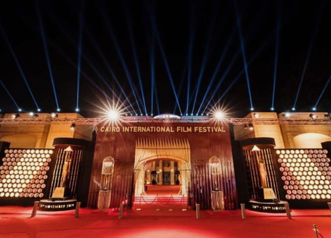 صرحت إدارة مهرجان القاهرة السينمائي الدولي ، في دورته الـ43 ، عن إلغاء العرض الأول لفيلم «ذاكرة»، الذي كان من المقرر أن يُعرض في تمام الساعة 6:30 مساء اليوم في مسرح النافورة بدار الأوبرا. وأعلن مهرجان القاهرة السينمائي أنه يوجد مشكلة تقنية تسببت في إلغاء عرض الفيلم، وسيتم استرجاع تذكرة الفيلم بإعادتها لشباك التذاكر، كما يمكن مشاهدة باقي العروض لنفس الفيلم في المواعيد المعلن عنها مسبقا. يُعد فيلم «ذاكرة» من إخراج التايلاندي الحائز على جائزة السعفة الذهبية ، أبيتشاتبونج ويرازيثاكول ، وهو من بطولة الممثلة العالمية تيلدا سوينتون. وشارك الفيلم بالمسابقة الرسمية لمهرجان كان السينمائي 2021، وفاز بجائزة لجنة التحكيم، كما رشح لجائزة السعفة الذهبية.