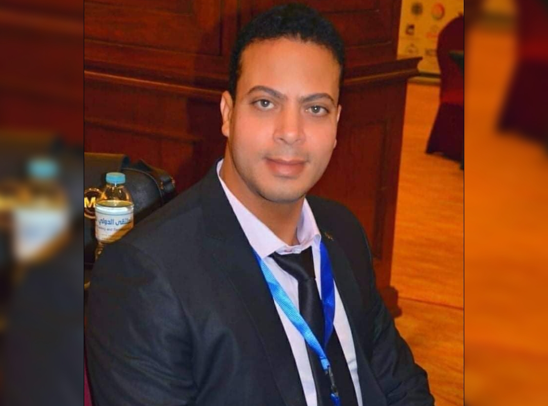 توقع خبير المجوهرات علاء أبو عوف انخفاضا في أسعار الذهب والمجوهرات، وذلك خلال الأيام القادمة من خلال التحليل الاقتصادي للبيانات. حيث قال أن اليوم سوف يدلي رئيس الاحتياطي الفيدرالي جيروم باول ووزيرة الخزانة الأمريكية جانيت يلين، بشهادته أمام اللجنة المصرفية في مجلس الشيوخ، مضيفا أن هذه الشهادة التي تأتي بعد أخبار السلالة الجديدة من فايروس كورونا اوميكرون. من ناحية أخرى قال أن الرئيس الأمريكي جو بايدن أعلن أن عمليات الإغلاق ليست ضمن خطط أمريكا في الوقت الحالي. وأنه لا يتوقع فرض قيود سفر جديدة وأن السلالة الجديدة هي سبب للقلق، وليست سبباً للذعر. وأرجح أبو عوف انه ومن المتوقع أن لا يخرج باول ويلين عن هذا النص، للحفاظ على الهدوء بشكل عام، وطمأنة أسواق المال بشكل خاص. وأوضح علاء أبو عوف أن هناك أسباب سوف تحدد أسعار الذهب في الفترة القصيرة القادمة وهي:- التضخم: قال أن الفيدرالي في بيانه الأخير لا يزال يعتبر التضخم أمراً مؤقتاً، ورأينا مزيداً من الإجماع بين الأعضاء على هذا الأمر، وهو أمر يعتبر إيجابي للدولار الأمريكي، وسيؤدي ذلك إلي أننا سوف نشهد إيجابية للدولار الأمريكي وضغطاً سلبياً على الذهب للهبوط ١٥٠ إلى ٢٠٠ جنيه مصري. أداء الاقتصاد الأمريكي بشكل عام: وتابع أبو عوف أن بيانات الاقتصاد الأمريكي تصدر بمعظمها إيجابية بشكل عام، وأفضل من المتوقع لها لذلك يبدو الأمر جيداً بالنسبة للدولار وهذا ما أكده بيان الفيدرالي السابق، بالإضافة إلى تصريحات بتوقعات غالبية الأعضاء بمزيد من التعافي للبيانات الاقتصادية، وسوق العمل، وهذا يضيف المزيد من الإيجابية المتوقعة للدولار الأمريكي. واختتم خبير المجوهرات: وفي هذه الحالة سنرى مزيداً من الإيجابية للدولار وضغطاً سلبياً هابطاً على أسعار الذهب يتراوح بين ٧٥ إلى ١٥٠ جنيه