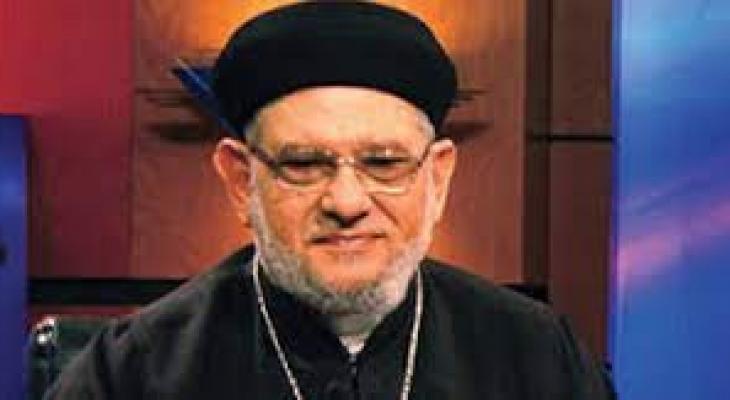 تصدر هاشتاغ “عاقبوا زكريا بطرس” لسبه رسول الله صلى الله عليه وسلم على منصات السوشيال ميديا خلال الساعات القليلة الماضية في جمهورية مصر العربية وجميع الدول العربية، بعد تصريحات القس زكريا بطرس المسيئة للرسول محمد على إحدى القنوات التلفزيونية. وقال مصدر كنسي، إن هذا القس مشلوح ولا يتمتع بأي صفة كنسية، وموجود في الخارج منذ سنوات، خاصة مع القضايا المرفوعة ضده خلال السنوات الأخيرة داخل مصر. وأضاف المصدر الكنسي أن الكنيسة تستنكر هذا الحديث وهذا الأسلوب في الكلام الذي لا تفضله الكنيسة، مشيرًا إلى أن التعاليم المسيحية لا تتفق تمامًا وبأي شكل من الأشكال مع هذا الحديث والأسلوب. وأوضحت المصادر أن القس الهارب طُرد من مصر بسبب ما يقوم به من إثارة الفتنة بين طرفي الأمة، خاصة مع قيام الكنيسة والمؤسسات الإسلامية على حد سواء بتقديم شكاوى ضده ومقاطع الفيديو التي يقدمها عبر مواقع التواصل الاجتماعي والقنوات الدعوية. بطرس زكريا يسب الرسول وفي وقت سابق قررت الدائرة الثانية بالمحكمة الإدارية برئاسة المستشار أحمد الشاذلي عدم قبول الدعوى المطالبة بسحب الجنسية المصرية من القمص زكريا بطرس لعدم صدور القرار الإداري. وكان المحامي طارق محمود قد أقام الدعوى رقم 34646 لسنة 66 ق.م تقاضي فيها رئيس مجلس الوزراء ووزير الداخلية والنائب العام وزكريا بطرس بإسقاط جنسية الأخير. وأوضح المحامي في دعواه أن بطرس كان يسيئ للدين الإسلامي والنبي محمد، ويتحدى ويسخر من أحكام القرآن الكريم، مما يؤدي إلى استمرار الفتنة الطائفية بين أبناء الأمة الواحدة. وأضاف أن بطرس يستخدم الولايات المتحدة كمنصة للهجوم على الدين الإسلامي، بدعم من جهات خارجية داخلية وخارجية، ويحمل الآن الجنسية الأمريكية بالإضافة إلى جنسيته المصرية، الأمر الذي يستلزم إسقاط جنسيته.