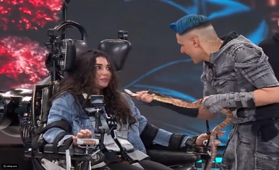 كشفت الفنانة ياسمين صبري؛ من خلال فتح باب تلقي الأسئلة من متابعيها والإجابة عنها عبر خاصية القصص المصورة الملحقة بحسابها الخاص في "إنستغرام"، عن حقيقة معرفتها بالمقلب الذي نفذه الفنان رامز جلال قبل أن تقع فيه، في برنامجه "رامز مجنون رسمي"، الذي عُرض في رمضان 2021، حيث حققت الحلقة حينها ملايين المشاهدات عبر موقع الفيديوهات الشهير "يوتيوب". وأجابت صبري على سؤال لأحد المتابعين عن حقيقة معرفتها بالمقلب من عدمه بالقول: "لا والله ماكنتش أعرف أبداً"، مؤكدة عدم علمها بالمقلب قبل ذهابها الى البرنامج. كما أجابت ياسمين صبري على العديد من أسئلة متابعيها الذين يبلغ عددهم 17 مليوناً عبر حسابها، ومن أبرزها كشفها عن أكثر شخصية محبّبة إليها من أعمالها الفنية؛ حيث أوضحت أنها تفضل شخصية "نادية" في مسلسل "طريقي"، الذي أدّت بطولته الفنانة شيرين عبد الوهاب وعُرض في موسم رمضان 2016. وأكدت ياسمين صبري أنها تتحضّر لفيلم جديد خلال الفترة المقبلة، وذلك رداً على سؤال: "امتى حتمثلي في فيلم؟"؛ حيث قالت: "بعد رمضان إن شاء الله"... كاشفةً أن الفيلم الجديد يحمل اسم "دنيا" ومن المقرر أن تشارك فيه بموسم رمضان 2022، بعد غيابها عن الماراثون الرمضاني الماضي. 