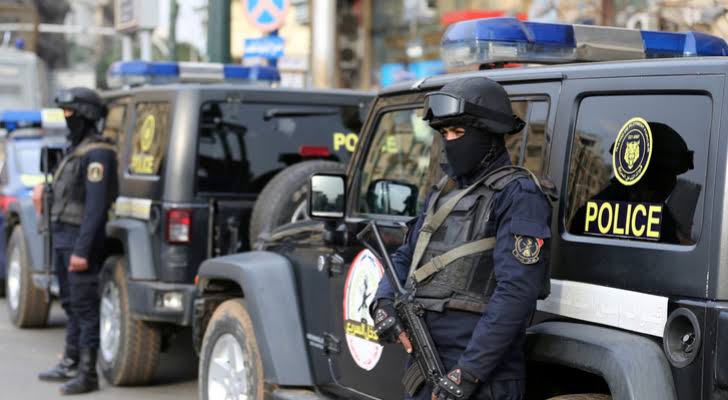 ألقت قوات الأمن بمحافظة القليوبية القبض على “تاجر مخدرات البودرة" بمنطقة الشدية بمدينة بنها. وجاء ذلك خلال حملة شنها قسم أول بنها استهدف فيها تلك العناصر الإجرامية، وتم تحرير محضر بالواقعة. إقرأ أيضاً:قوات الأمن تتمكن من القبض على أكبر موزع مخدرات” بالشدية” ببنها وكانت قد وردت معلومات لرئيس مباحث قسم أول بنها الرائد محمد عماد، ومعاون المباحث النقيب أحمد الخولي، بوجود تلك العناصر الإجرامية في منطقة الشدية ببنها. وبالفعل تم القبض على أكبر تاجر لمخدر" البودرة" المعروف باسم “ح.الجزار” وبحوزته كمية كبيرة من مُخدر "البودرة” بالشدية، وحدث ذلك قبل توزيع تلك الكميات على الموزعين(الديلر). إقرأ أيضاً:القبض على تاجر مخدر الشادو فى الشدية بمدينة بنها وجاء ذلك بناء على توجيهات اللواء عبد الحميد الهجان محافظ القليوبية، واللواء محسن شعبان مدير أمن القليوبية، بالوقوف بالمرصاد لمروجي هذا السم وكل العناصر الإجرامية الأخري
