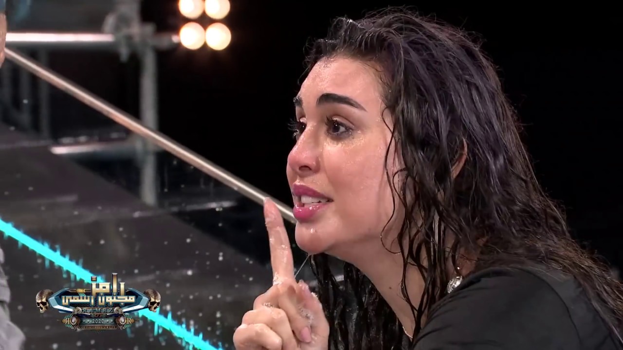 كشفت الفنانة ياسمين صبري؛ من خلال فتح باب تلقي الأسئلة من متابعيها والإجابة عنها عبر خاصية القصص المصورة الملحقة بحسابها الخاص في "إنستغرام"، عن حقيقة معرفتها بالمقلب الذي نفذه الفنان رامز جلال قبل أن تقع فيه، في برنامجه "رامز مجنون رسمي"، الذي عُرض في رمضان 2021، حيث حققت الحلقة حينها ملايين المشاهدات عبر موقع الفيديوهات الشهير "يوتيوب". وأجابت صبري على سؤال لأحد المتابعين عن حقيقة معرفتها بالمقلب من عدمه بالقول: "لا والله ماكنتش أعرف أبداً"، مؤكدة عدم علمها بالمقلب قبل ذهابها الى البرنامج. كما أجابت ياسمين صبري على العديد من أسئلة متابعيها الذين يبلغ عددهم 17 مليوناً عبر حسابها، ومن أبرزها كشفها عن أكثر شخصية محبّبة إليها من أعمالها الفنية؛ حيث أوضحت أنها تفضل شخصية "نادية" في مسلسل "طريقي"، الذي أدّت بطولته الفنانة شيرين عبد الوهاب وعُرض في موسم رمضان 2016. وأكدت ياسمين صبري أنها تتحضّر لفيلم جديد خلال الفترة المقبلة، وذلك رداً على سؤال: "امتى حتمثلي في فيلم؟"؛ حيث قالت: "بعد رمضان إن شاء الله"... كاشفةً أن الفيلم الجديد يحمل اسم "دنيا" ومن المقرر أن تشارك فيه بموسم رمضان 2022، بعد غيابها عن الماراثون الرمضاني الماضي. 