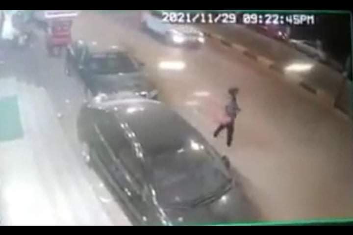 عااااجل .. وفاة الفتاة التي دهستها سيارة مسرعة علي طريق الرياح التوفيقي ببنها تمكنت أجهزة الأمن في القليوبية من كشف تفاصيل واقعة دهس سيارة مسرعة لفتاة أثناء وقوفها بطريق الرياح التوفيقي ببنها حيث صطدمت بها السيارة واطاحت بها والتي لقيت مصرعها الأن وتبين ان السيارة تحمل رقم ق ل ب 1729 قيادة ك م م من كفرشكر ونجحت الأجهزة الامنية في تحديد السيارة وقائدها بعد تفريغ كاميرات المراقبة بالمنطقة في سياق متصل أمرت نيابة قسم ثان بنها "اليوم" بحبس المتهم 4 ايام علي ذمة التحقيقات ووجهت له تهمة الرعونة في قيادة السيارة وطلبت تحريات المباحث في الواقعة وصرحت بدفن جثة الفتاة عقب إنتهاء أعمال الصفة التشريحية حيث تمكنت اجهزة الامن من ضبط المتهم عقب الحادث مباشرة بعد تحديد السيارة ورقمها عندما هرب من موقع الواقعة مباشرة تلقي اللواء محسن شعبان مدير أمن القليوبية مساء أمس بلاغا بوقوع حادث تصادم بطريق الرياح التوفيقي بدائرة قسم ثان بنها ومصرع فتاة نتيجة إصطدام سيارة مسرعة بها وهروب قائدها تشكل فريق بحث جنائي بإشراف اللواء محمد عناني مدير إدارة البحث الجنائي بمديرية امن القليوبية واسفرت التحريات عن مصرع فتاة دهستها سيارة تسير بسرعة جنونية أثناء وقوفها بالشارع أمام محطة الغاز بمنطقة الرياح التوفيقي بمدينة بنها كما تبين ان مرتكب الحادث يدعي ك م م يقود سيارة حمراء اللون رقم ق ل ب 1729 من كفرشكر وكان يسير بسرعة جنونية مما أدى إلى مصرع الفتاة وتم نقل الجثة للمستشفى ألقت وحدة البحث الجنائي بقسم ثان بنها القبض علي المتهم بعد سعات قليلة من الحادث وأحيل للنيابة التي أمرت بحبسه 4 ايام علي ذمة التحقيقات "اليوم"