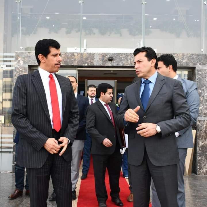 التقي وزير الشباب والرياضة الدكتور أشرف صبحي ،اليوم الأحد ، السيد سالم بن مبارك آل شافي سفير دولة قطر في مصر. ،بالمركز الأوليمبي بالمعادي ،بحضور كلاً من رضا صالح مدير عام العلاقات العامة والخارجية ،الدكتورة غادة حسين مدير عام العلاقات الدولية. تناول الاجتماع ،سبل تعزيز التعاون المشترك والشراكة بين البلدين وخاصةً في مجال العمل الشبابي والرياضي ،كما تناول اللقاء الحديث عن منتخب مصر المشارك في بطولة كأس العرب المقامة في قطر. وفي مستهل اللقاء، رحب وزير الشباب والرياضة بالسفير، مؤكدا له أنه في بلده الثاني مصر، مشيراً إلي السعي لتعزيز العلاقات بين المصرية والقطرية فى مختلف المجالات وبخاصة في قطاعي الشباب والرياضة. وخلال استعراض الدكتور أشرف صبحي للسيد السفير منشآت الوزارة من مراكز للتعليم المدني ومدن شبابية وبيوت الشباب، اصطحب الوزير سفير قطر في جولة داخل المركز الأوليمبي وكيفية واستخدامه من المنتخبات القومية في المعسكرات والتدريبات وخدمة رواد المركز. كما استعرض الوزير عدد من مشروعات الدولة المصرية ووزارة الشباب والرياضة الكبري من ريادة أعمال وغيرها واستضافة بطولات عالمية في مختلف الألعاب الفردية والجماعية في ظل التطور الهائل البنية التحتية الرياضية والشبابية في عهد فخامة السيد الرئيس عبدالفتاح السيسي ، قائلاً :"يسعدنا التعاون والتنسيق بين البلدين في مجال العمل الشبابي والرياضي في ظل تنمية وتعزيز العلاقات التي تشهدها البلدين مؤخراً". من جانبه قدم السفير القطري ، الشكر والتقدير لوزير الشباب والرياضة على حسن الاستقبال ، والرغبة الشديدة فى أن نكون جميعاً بداية لعصر جديد من العلاقات التشاركية والتعاونية بين الدولة المصرية ودولة قطر فى العديد من المجالات والقطاعات خلال الفترة القادمة وبخاصة في قطاعي الشباب والرياضة. وأكد السفير علي العلاقة الوطيدة التى تجمع بين دولة مصر وشقيقتها مصر على مر العصور ،مشيرا إلي أنها شهدت العديد من المشروعات المشتركة وكثير من أوجه التعاون بين البلدين ، فى مختلف المجالات السياسية والاقتصادية والاستثمارية ،مشيراً أن تنظيم كأس العالم ونجاحه للعرب جميعاً وليس قطر فقط ،قائلاً :"نتطلع إلي التعاون وتبادل الخبرات بين مصر وقطر في ظل الخبرات والتجارب الكبيرة التي تتمتع بها مصر ".