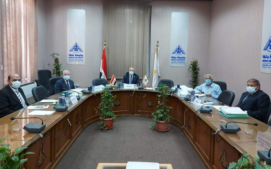 عُقدت لجنة اختيار العمداء بجامعة بنها برئاسة الدكتور جمال سوسه رئيس جامعة بنها ، اجتماعاتها لإجراء المقابلات واختيار المرشحين لعمادة كلية العلوم. وضمت اللجنة كل من الدكتور شعبان طه نائب رئيس جامعة بنها لشئون التعليم والطلاب الأسبق ، والدكتور مختار ابراهيم يوسف نائب رئيس جامعة الإسكندرية لشئون الدراسات العليا والبحوث السابق ، والدكتور محمد هاشم عميد كلية الحاسبات والمعلومات السابق بجامعة عين شمس ، والدكتور نبيل محمد موسي النجار الأستاذ المتفرغ بقسم الفيزياء بكلية العلوم بجامعة بنها. واستمعت اللجنة خلال اجتماعاتها الى خطط تطوير الأداء ومقترحات وأفكار المتقدمين للترشح لعمادة الكلية ، ورؤية كل متقدم لتطوير الكلية، سواء من الناحية التعليمية أو البحثية أو المجتمعية. وأكد الدكتور جمال سوسه حرص جامعة بنها على اختيار عمداء الكليات على مستوى الجامعة وفقا للمعايير المحددة و بحيادية كاملة.