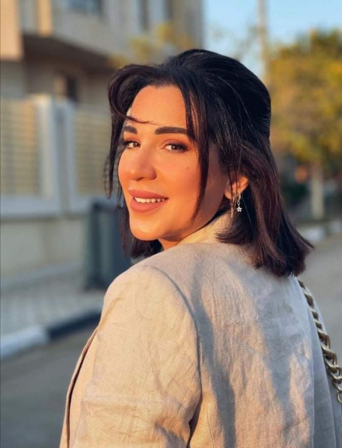 نشرت الفنانة أسما شريف منير عبر حسابها الشخصي بموقع تبادل الصور والفيديوهات "إنستجرام " مجموعة من الصور، ولافتت الأنظار بإطلالة شبابية رقية وهي ترتدي بليزر بيج وبنطلون أبيض وتيشرت أبيض، مما علقت على الصور قائلةً :" في أيام كدة بحب شكلي وبستحلي نفسي، النهاردة منهم شكراً السلام عليكوا، حب الذات". وكانت الفنانة أسما شريف منير وجهت رسالة لجمهورها وخاصتاً رسالة إلى جميع السيدات التي يمرون بنفس تجربتها بعد انفصالها عن زوجها الفنان محمود حجازى، عبر فيديو على حسابها على إنستجرام. قائلةً :" أول مرة انفصلت واتكلمت في موضوع طلاقي ساعد ستات كتير انهم يحسوا إنهم مش لوحدهم وانهم ممكن يقفوا علي رجليهم تاني ويشتغلوا ويتخطوا الالم، و لما اتجوزت و كنت مطلقة و معايا بنت حسوا ان في امل و انهم مش معيوبين و لا ناقصهم حاجة عشان يستخصروا في نفسهم السعادة و بداية حياة جديدة لأنه ده حلال ربنا". وتابعت:" مهما المجتمع بيصعب الامور علي المطلقة أو الأرملة أو الست اللي "اتأخرت في الجواز" ده حق ربنا اداهولنا عشان عارف اكيد ان ممكن ناس متكملش مع ناس او تتشصعب في علاقة مع حد، و حالياً بعد ما القصة اللي أدت ناس كتير أمل ان في حب وعوض انتهت، ناس كتير بعتتلي أن الخبر خلاها تحس بيأس و في ناس أحبطت وده وقفني لحظة كده وحسيت بمسؤلية، طيب نرجع بقي للشهرة اللي ربنا ادهاني اكيد ليها سبب اكيد في سبب لوجودي في الدنيا فا قولت لازم اقول الكلام ده و هو من اعماق قلبي". وأضافت :" بعد اللي حصل اكيد زعلانه و اي فراق بيكون وجع و بيسيب فراغ و بيعمل برجلة، بس ساعات بيكون سيناريو رباني لسبب اكبر مننا احنا مش فاهمين ليه دلوقتي بس بنفهم قدام".