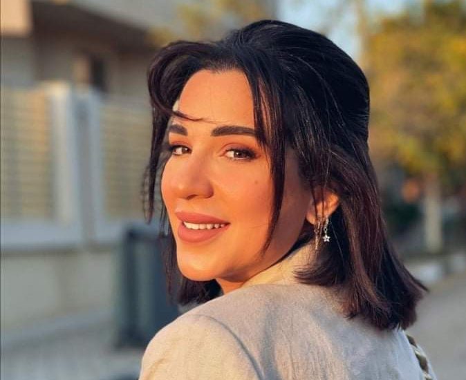 نشرت الفنانة أسما شريف منير عبر حسابها الشخصي بموقع تبادل الصور والفيديوهات "إنستجرام " مجموعة من الصور، ولافتت الأنظار بإطلالة شبابية رقية وهي ترتدي بليزر بيج وبنطلون أبيض وتيشرت أبيض، مما علقت على الصور قائلةً :" في أيام كدة بحب شكلي وبستحلي نفسي، النهاردة منهم شكراً السلام عليكوا، حب الذات". وكانت الفنانة أسما شريف منير وجهت رسالة لجمهورها وخاصتاً رسالة إلى جميع السيدات التي يمرون بنفس تجربتها بعد انفصالها عن زوجها الفنان محمود حجازى، عبر فيديو على حسابها على إنستجرام. قائلةً :" أول مرة انفصلت واتكلمت في موضوع طلاقي ساعد ستات كتير انهم يحسوا إنهم مش لوحدهم وانهم ممكن يقفوا علي رجليهم تاني ويشتغلوا ويتخطوا الالم، و لما اتجوزت و كنت مطلقة و معايا بنت حسوا ان في امل و انهم مش معيوبين و لا ناقصهم حاجة عشان يستخصروا في نفسهم السعادة و بداية حياة جديدة لأنه ده حلال ربنا". وتابعت:" مهما المجتمع بيصعب الامور علي المطلقة أو الأرملة أو الست اللي "اتأخرت في الجواز" ده حق ربنا اداهولنا عشان عارف اكيد ان ممكن ناس متكملش مع ناس او تتشصعب في علاقة مع حد، و حالياً بعد ما القصة اللي أدت ناس كتير أمل ان في حب وعوض انتهت، ناس كتير بعتتلي أن الخبر خلاها تحس بيأس و في ناس أحبطت وده وقفني لحظة كده وحسيت بمسؤلية، طيب نرجع بقي للشهرة اللي ربنا ادهاني اكيد ليها سبب اكيد في سبب لوجودي في الدنيا فا قولت لازم اقول الكلام ده و هو من اعماق قلبي". وأضافت :" بعد اللي حصل اكيد زعلانه و اي فراق بيكون وجع و بيسيب فراغ و بيعمل برجلة، بس ساعات بيكون سيناريو رباني لسبب اكبر مننا احنا مش فاهمين ليه دلوقتي بس بنفهم قدام".