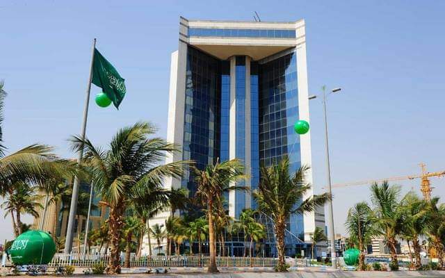 قال مصدر مسؤول أن الكويت تنوي منح إقامات تتراوح مدتها من 5 إلى 15 عاما للوافدين المستثمرين وأصحاب المشاريع، والدولة هي الكفيل بهدف تعزيز الانفتاح ودعم تنوع الاقتصاد إسوة ببعض دول الجوار . وأشار إلى أن هذه الخطوة ستعمل على جذب الاستثمار إلى البلاد، كما إنها ستعمل على منح حرية الحركة لأصحاب الشركات . وانه من المتوقع أن تشهد الأيام القادمة فصل المستثمرين في نظام منح الإقامات عن الهيئة العامة للقوى العاملة، تمهيدا لمنحهم إقامات خاصة، وفق اللوائح والإجراءات القانونية. وأضاف أن التعديل الجديد سيطول من قدموا خدمات جليلة كان لها الأثر في خدمة الاقتصاد الوطني ، وأيضا من عملوا في الجهات الحكومية بشرط انهم أقاموا في دولة الكويت مدة طويلة ولد،يهم قدرات مالية على إدارة شؤنهم دون الحاجة إلى العمل وهؤلاء سيتم منحهم إقامة ( كفيل نفسه )، وذلك من خلال تسهيل المعوقات أمام الراغبين منهم . واكد المسؤول أن هذه التعديلات الجديدة بشأن منح الإقامات قيد التباحث من الجهات المعنية .